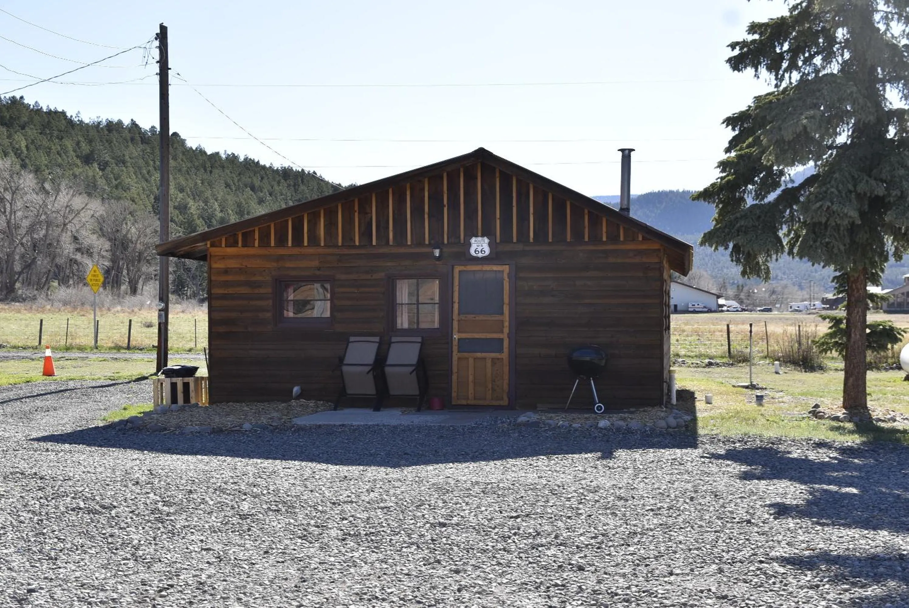 Property building in Chinook Cabins & RV Park