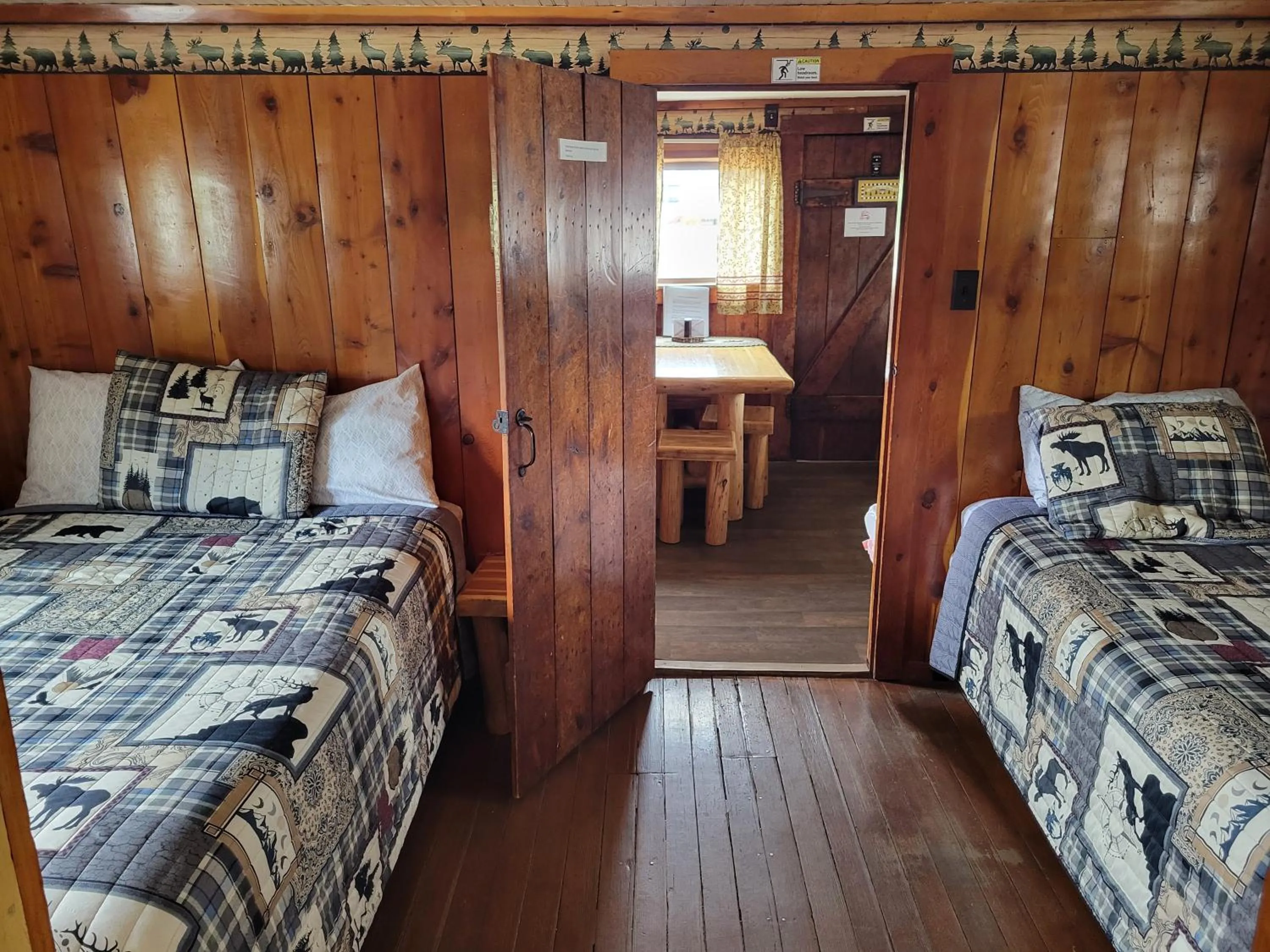 Kitchen or kitchenette, Bed in Chinook Cabins & RV Park