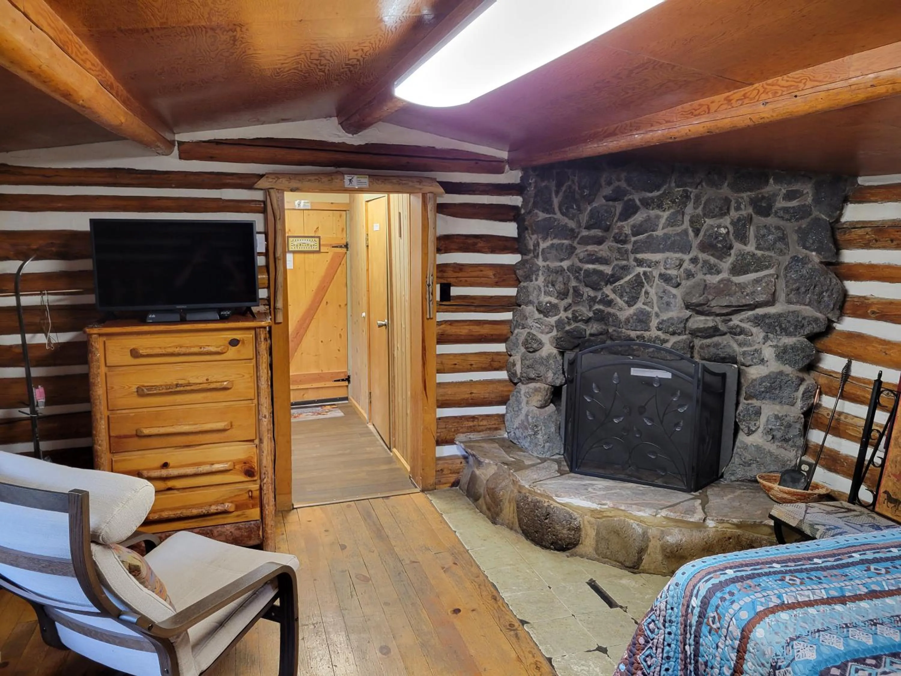 Bedroom in Chinook Cabins & RV Park