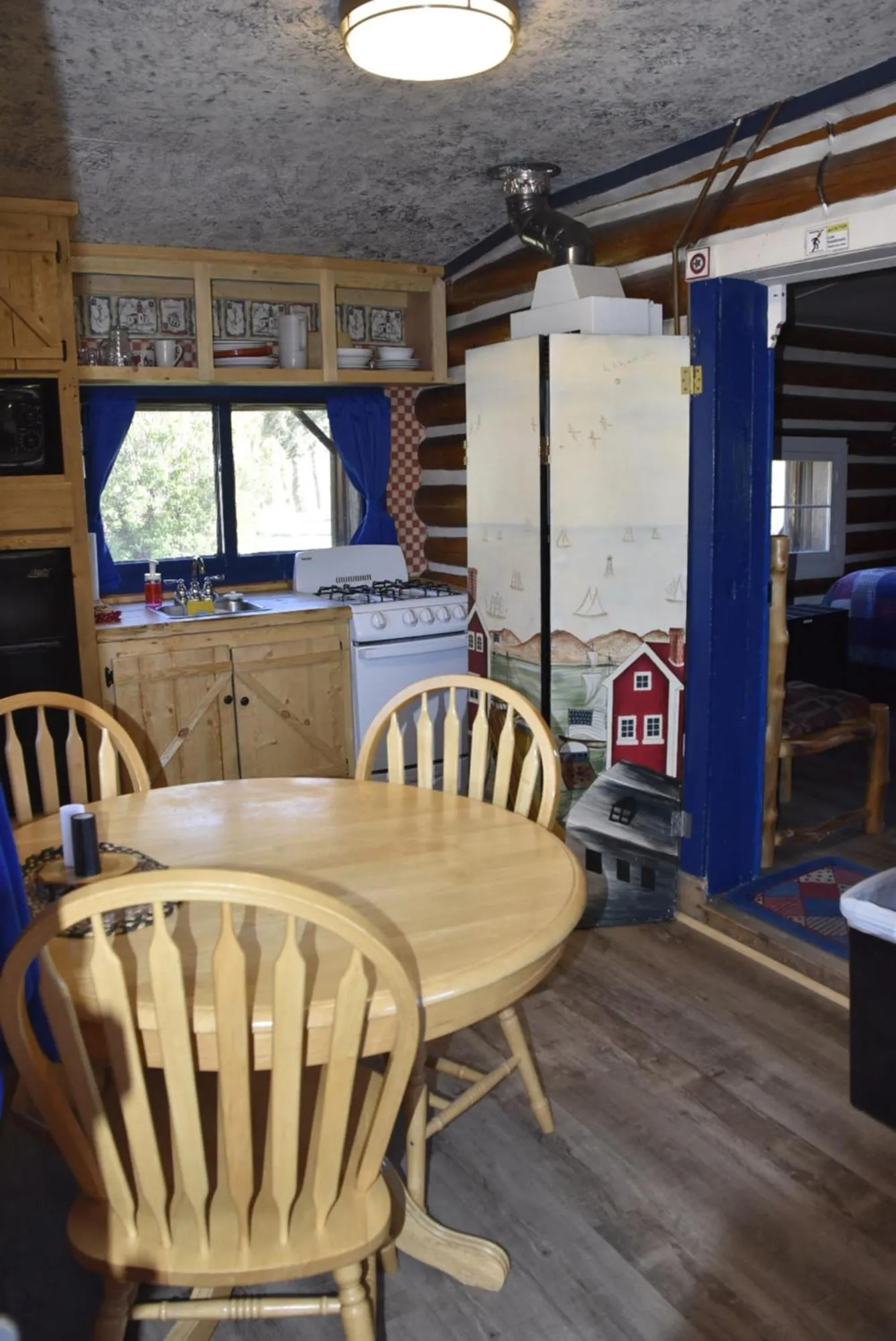 Kitchen or kitchenette in Chinook Cabins & RV Park