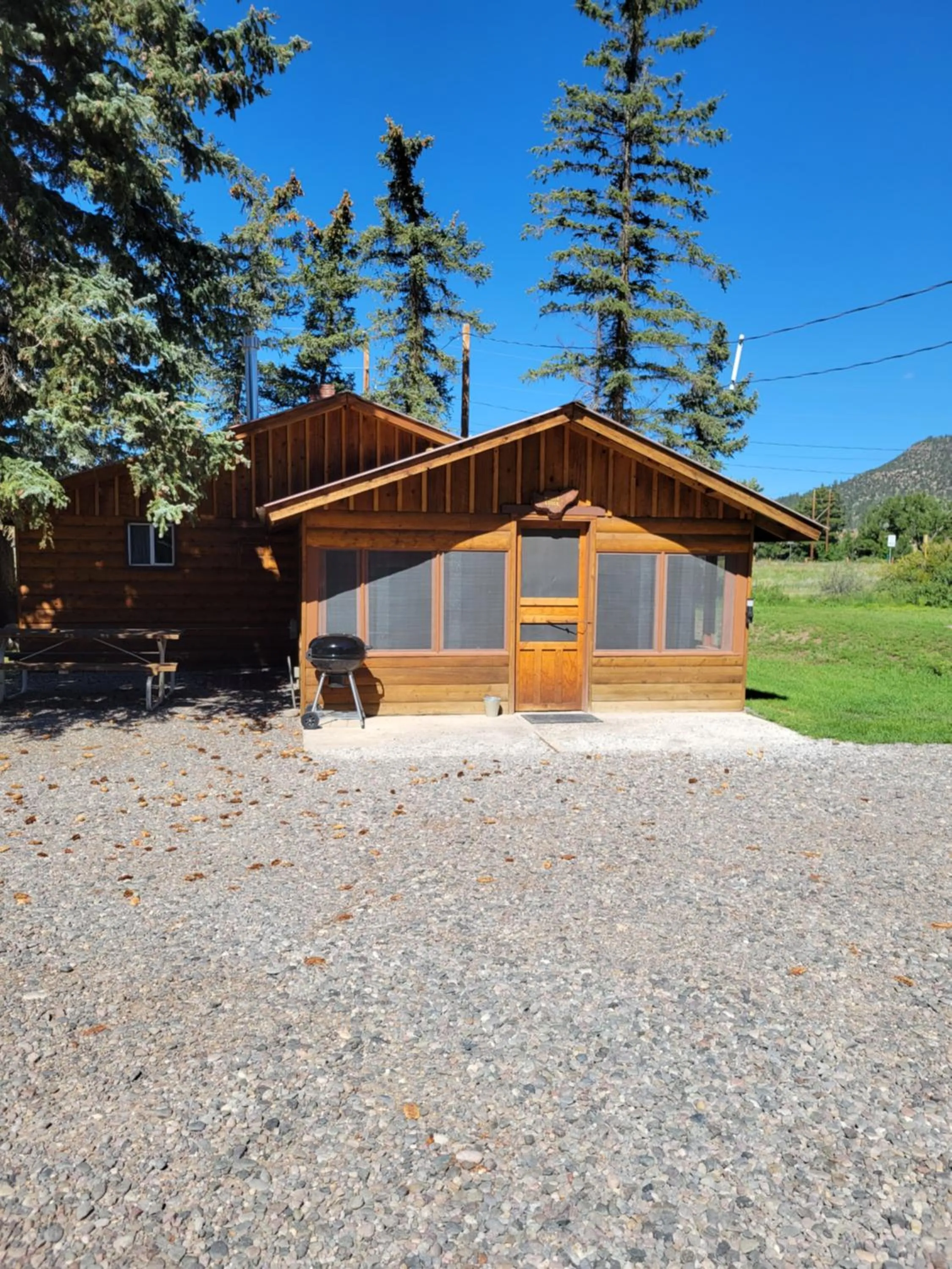 Property building in Chinook Cabins & RV Park