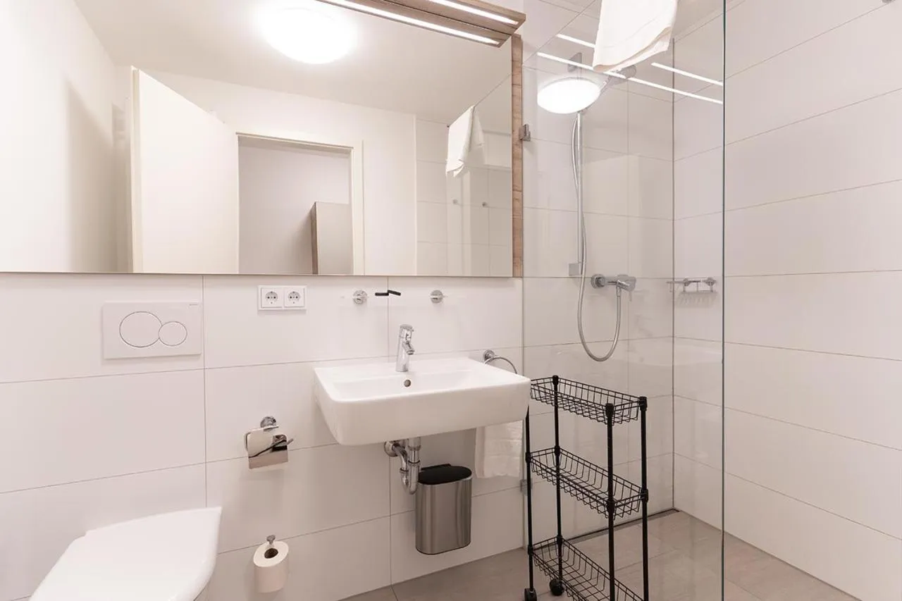 Bathroom in Aparthotel Oberfeld West München, Selbstversorgerhotel