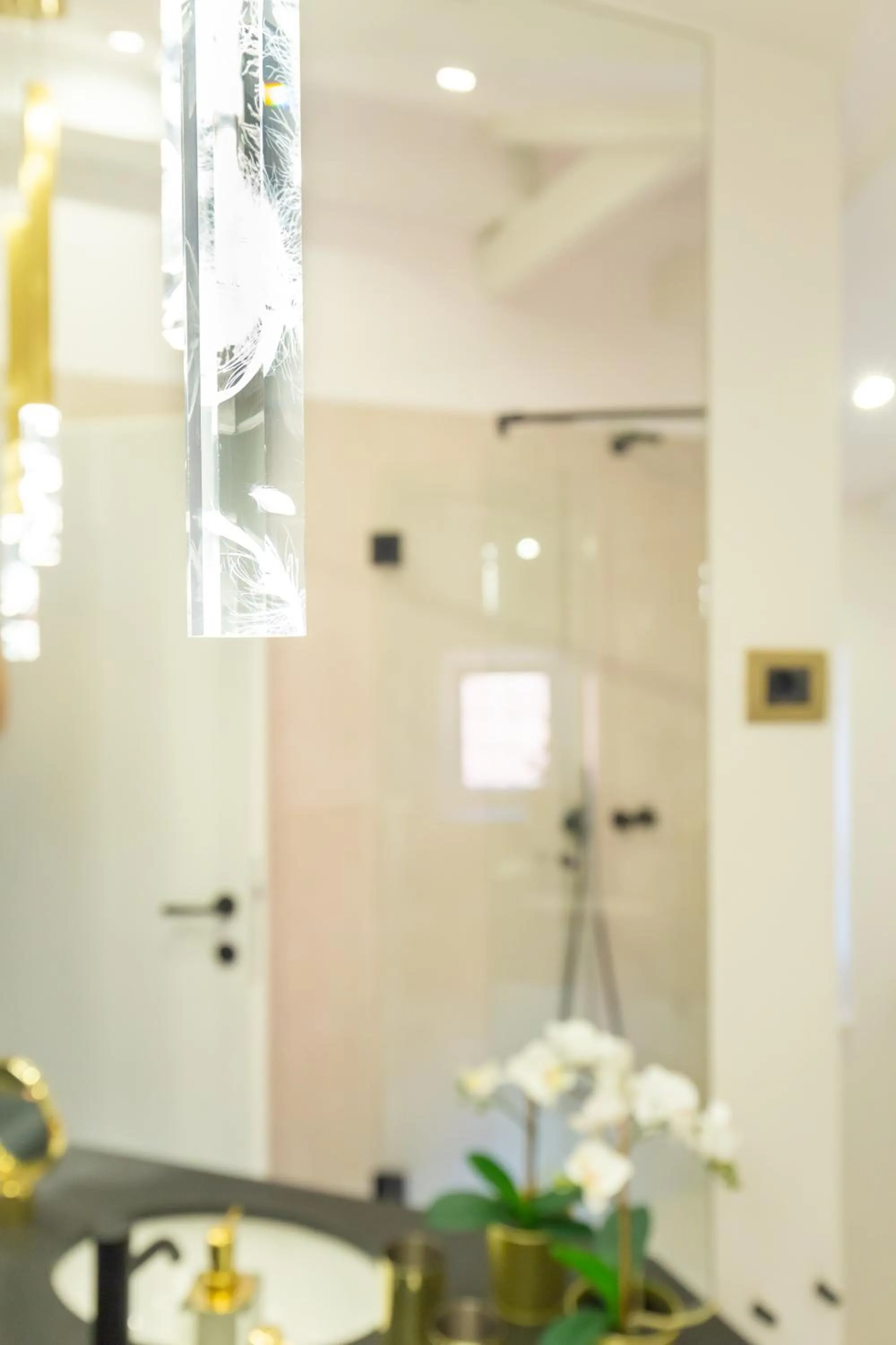 Shower in Old Town House with Floor Heating & Lush Private Garden