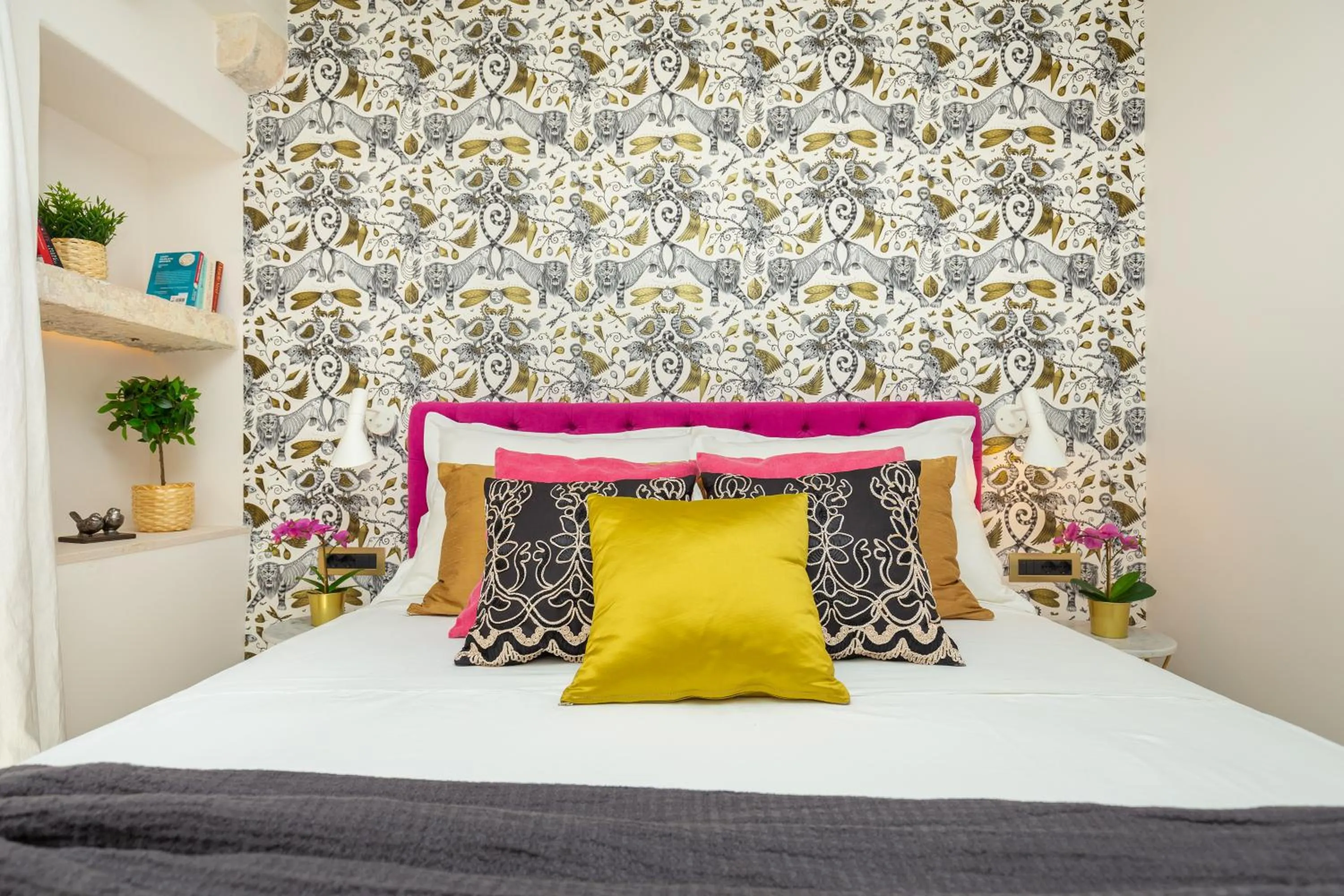 Bed in Old Town House with Floor Heating & Lush Private Garden