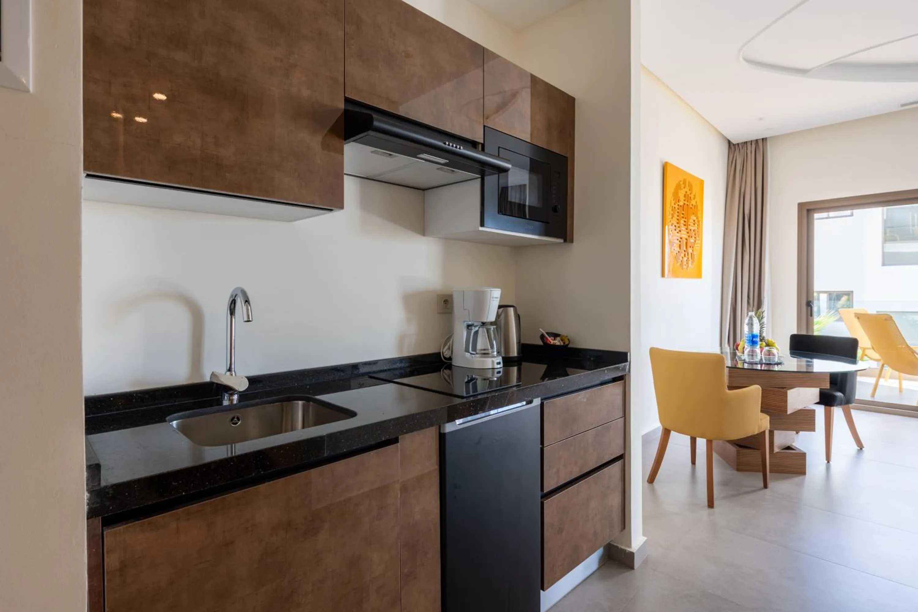 Kitchen or kitchenette in Le Tanger Résidence Hôtelière