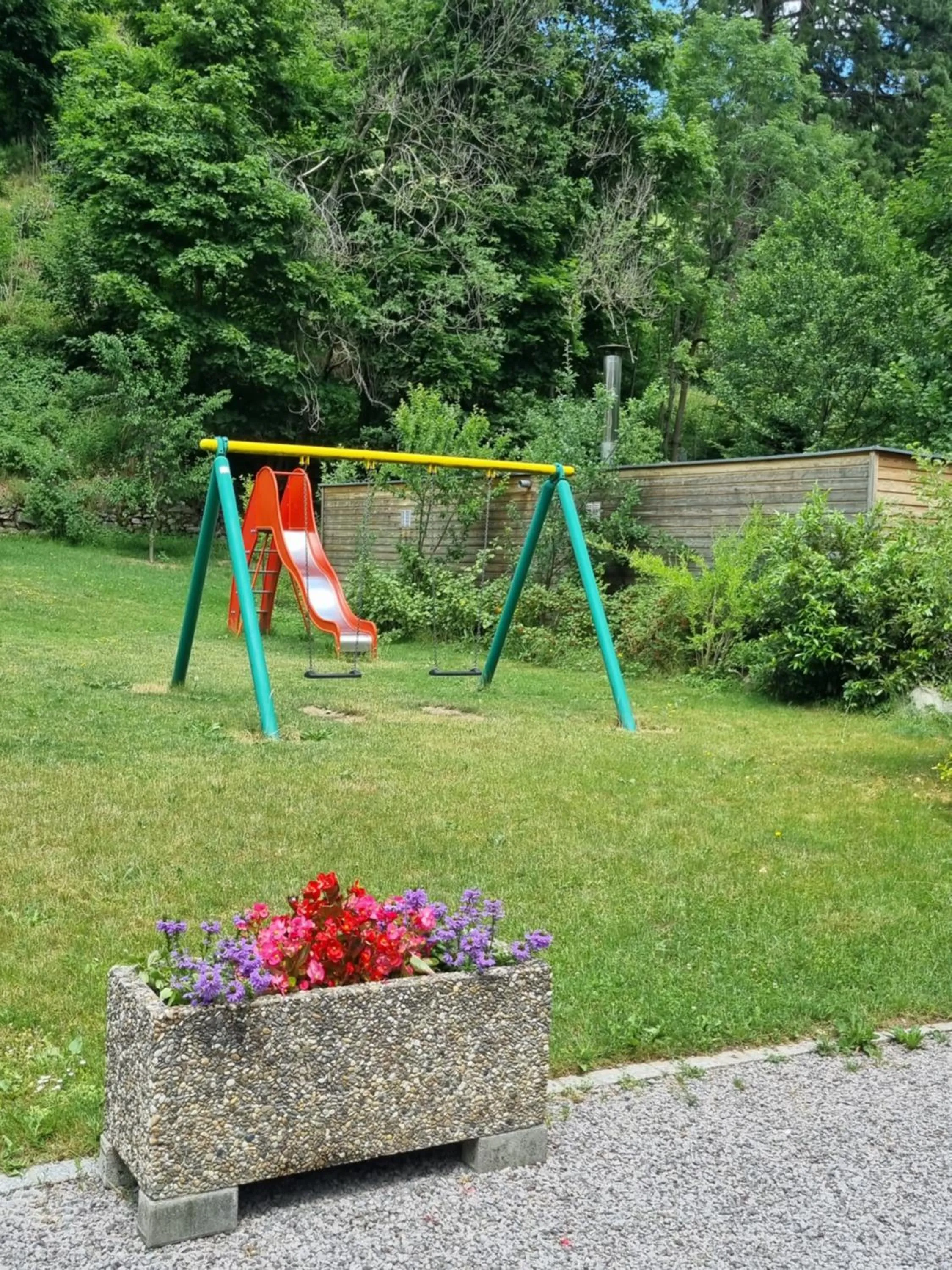 Garden in Logis Hôtel Restaurant De La Poste et SPA de Montagne