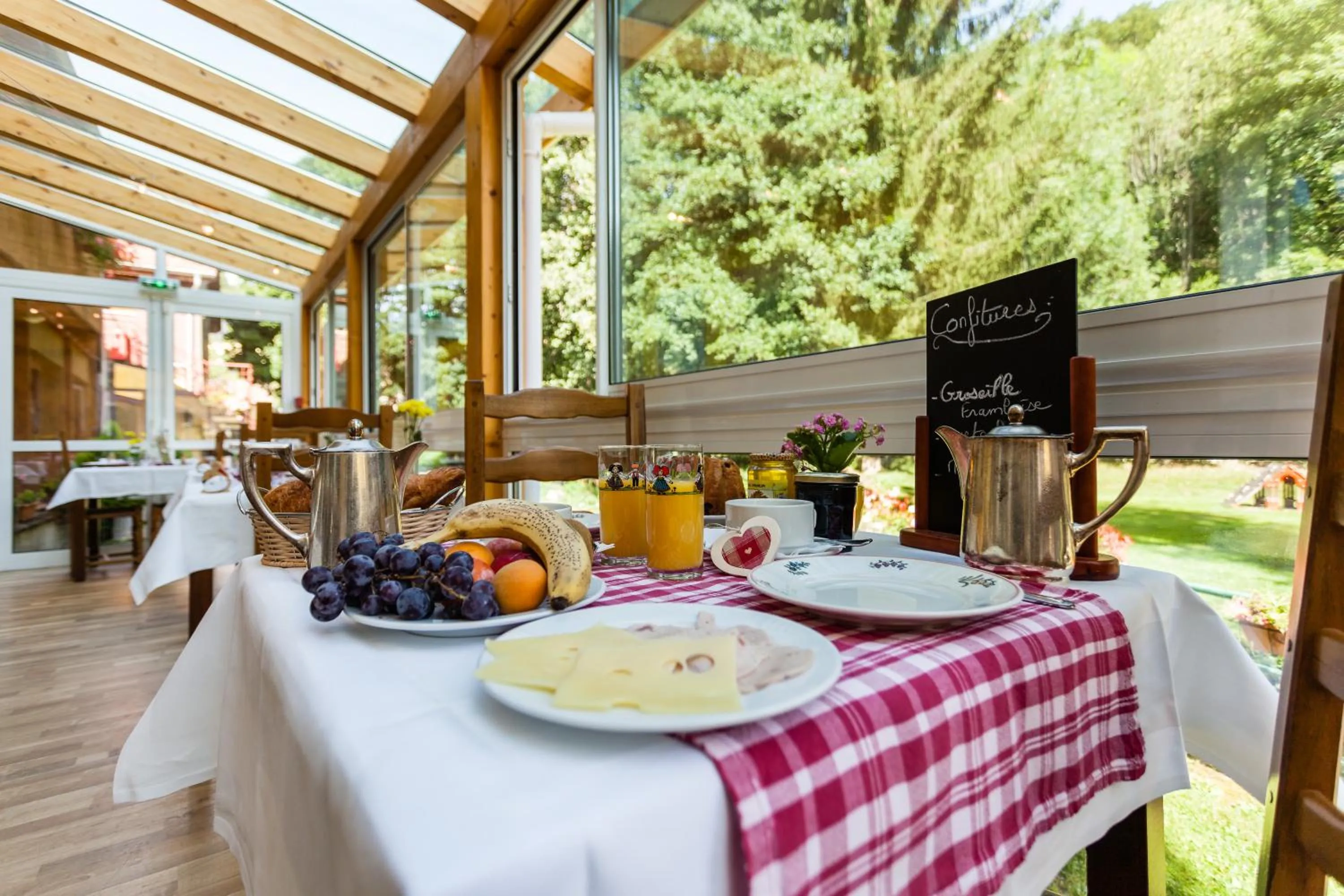 Breakfast in Logis Hôtel Restaurant De La Poste et SPA de Montagne