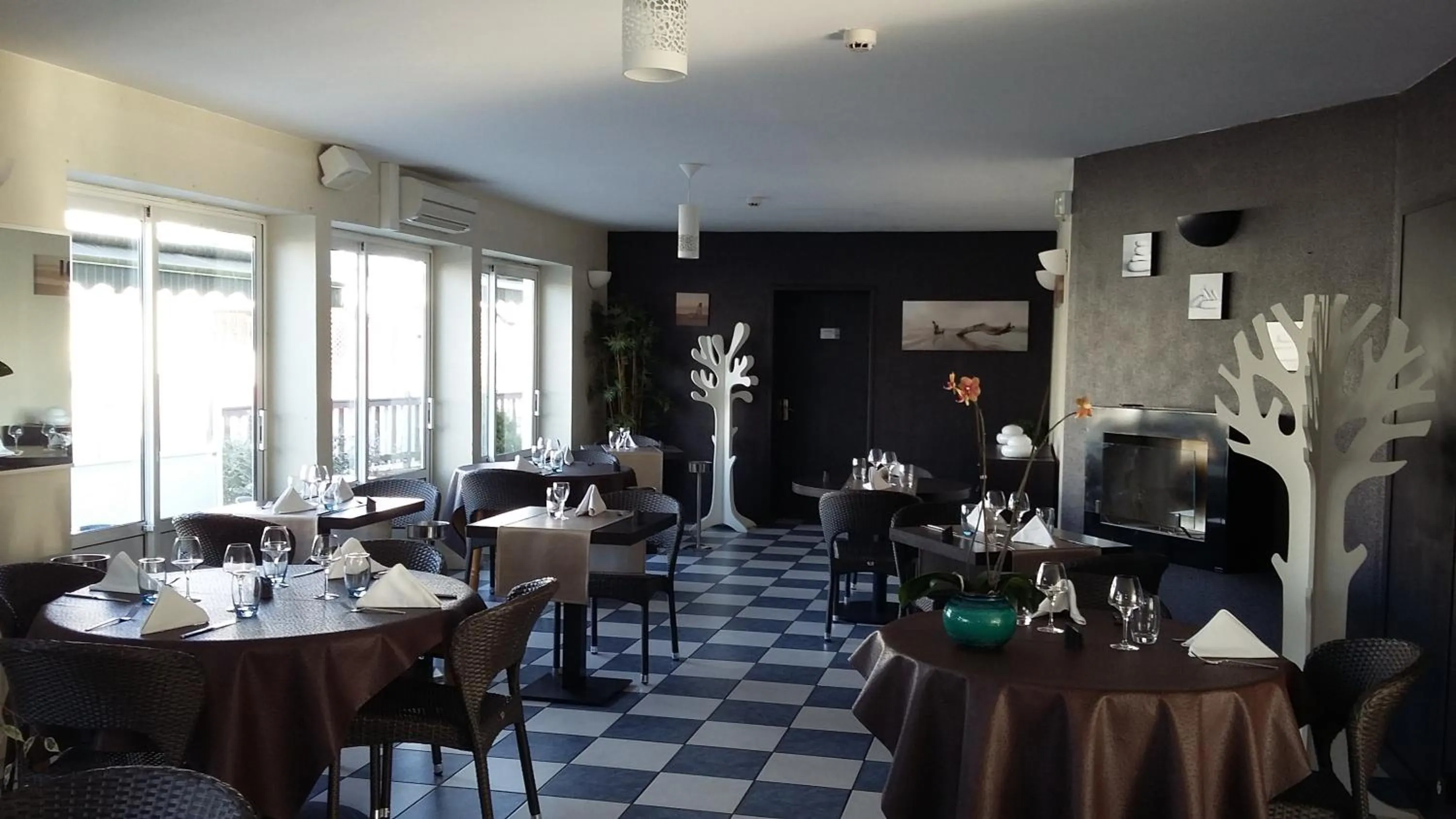 Restaurant/places to eat in Hotel De La Mer