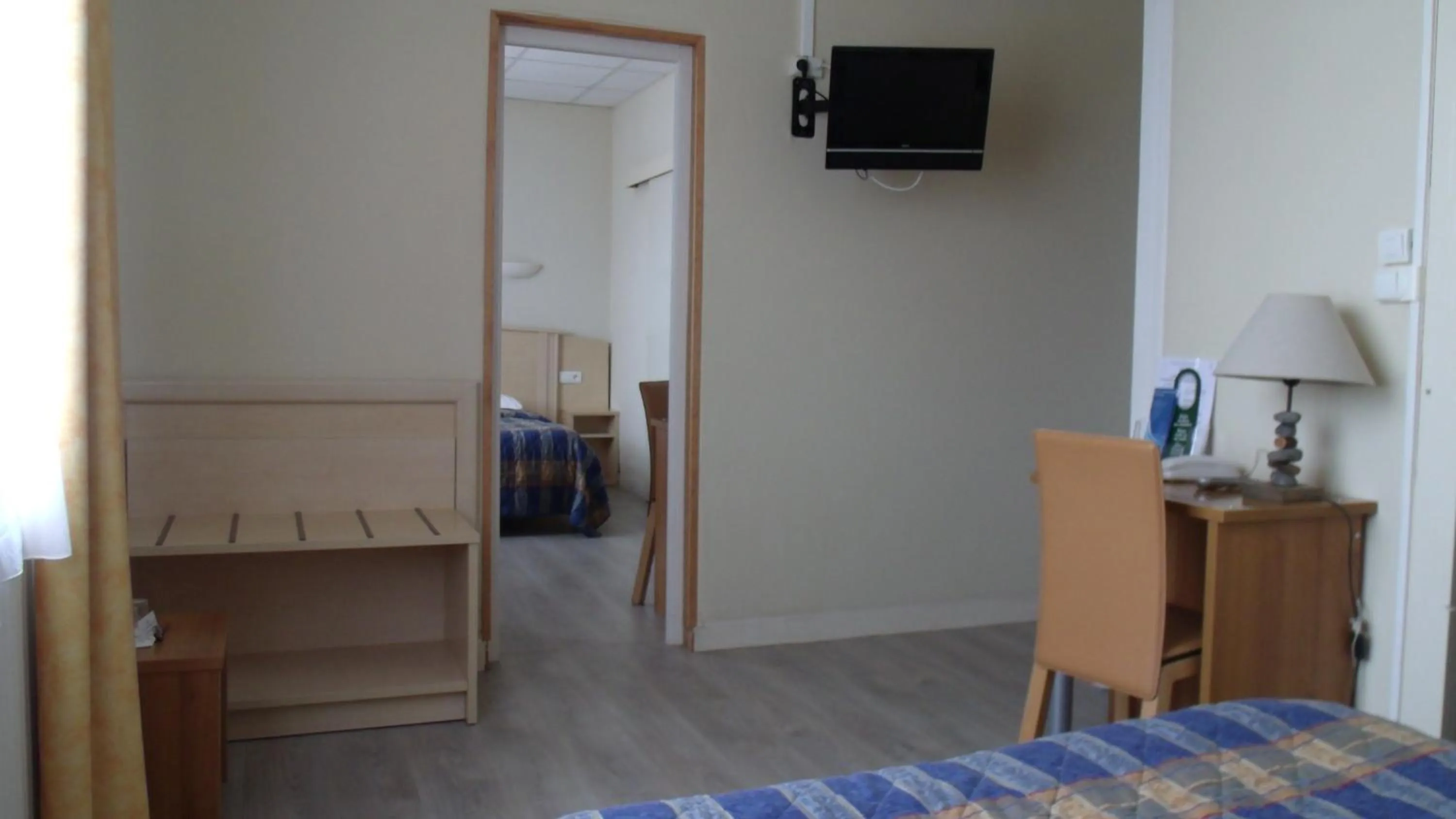 Photo of the whole room in Hotel De La Mer