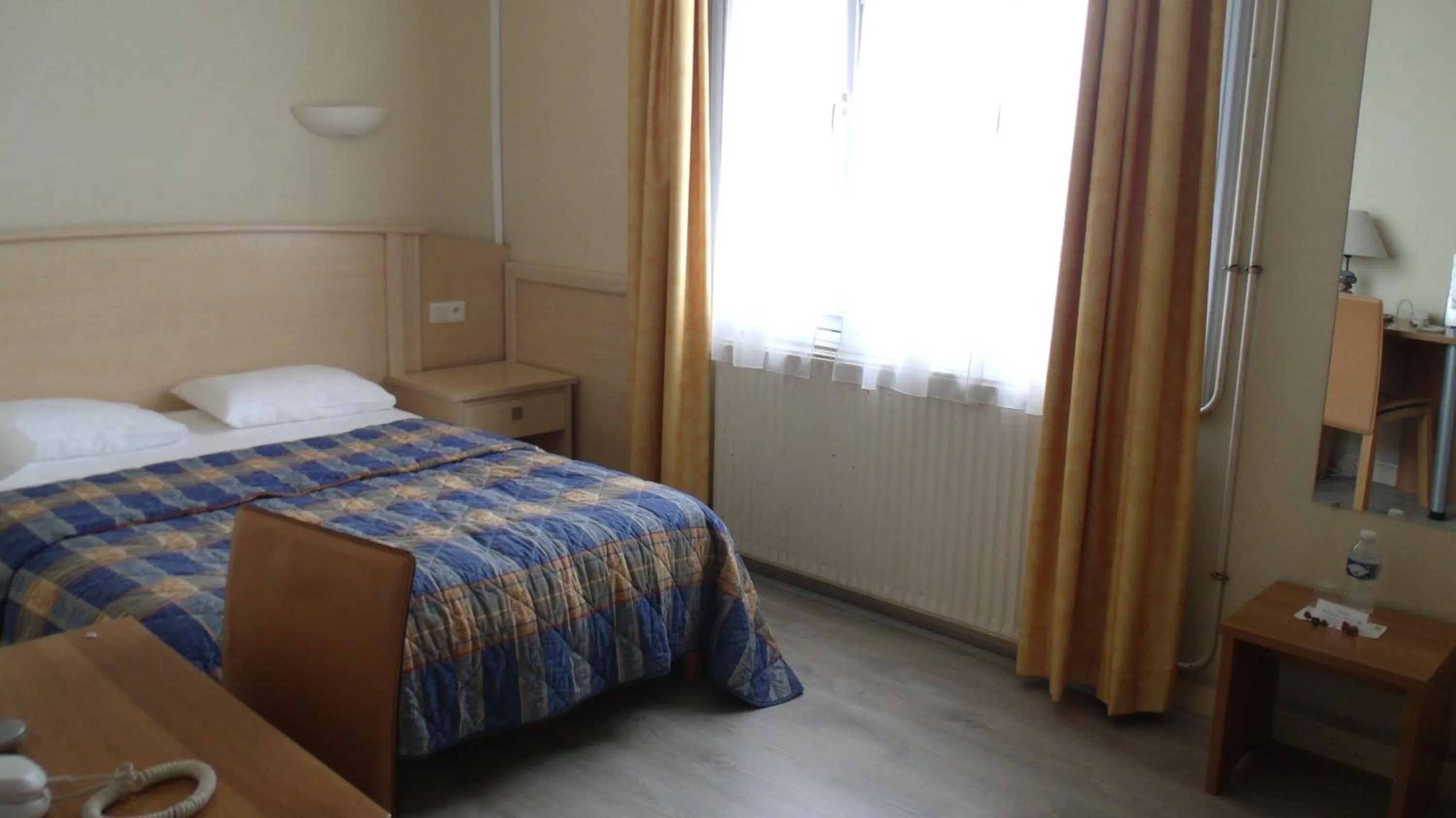 Photo of the whole room in Hotel De La Mer