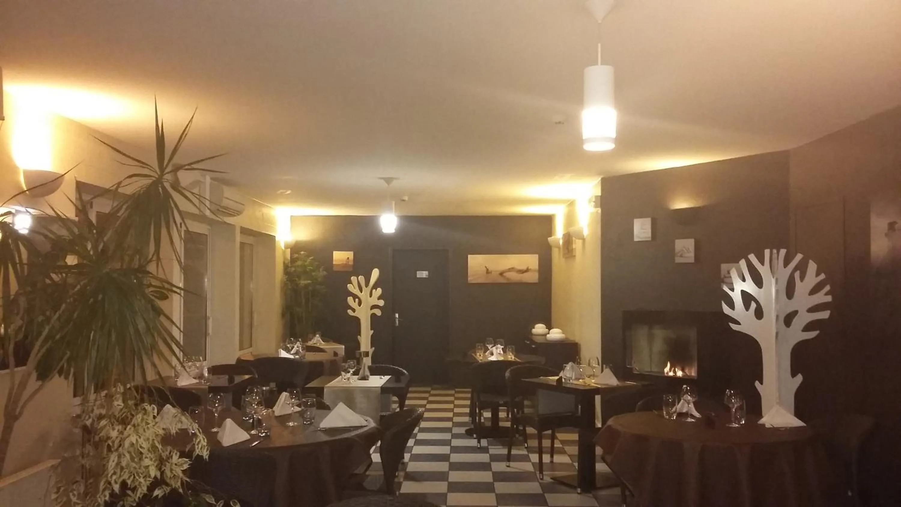 Restaurant/places to eat in Hotel De La Mer