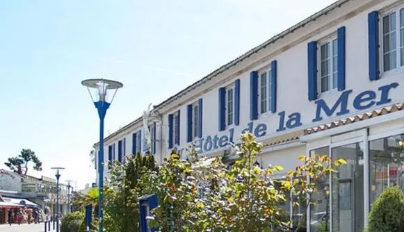 Facade/entrance in Hotel De La Mer