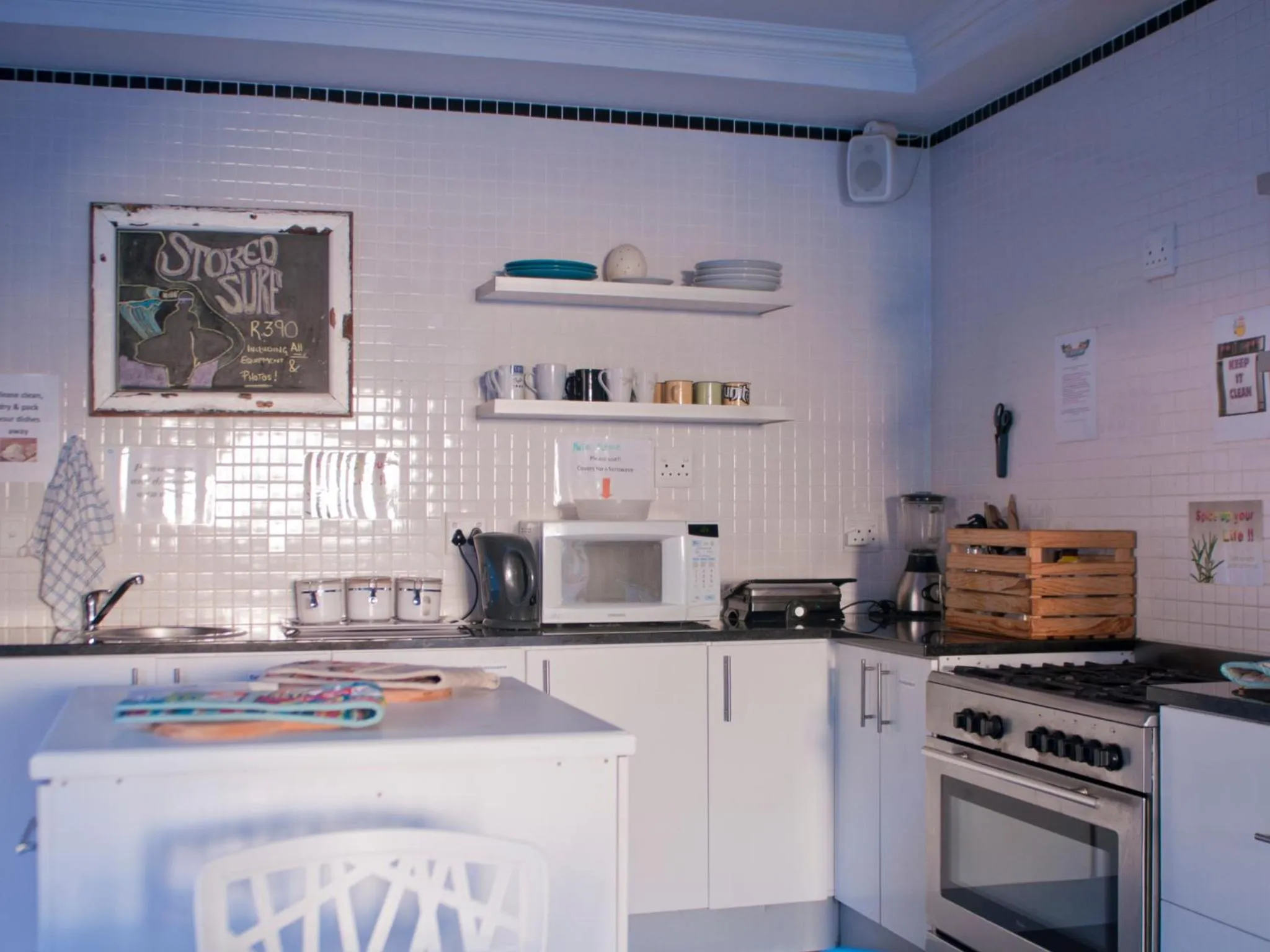 Restaurant/places to eat, Kitchen/Kitchenette in Atlantic Point Backpackers