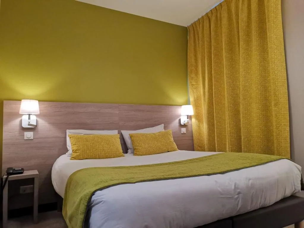 Bed in Hôtel Saint-Georges