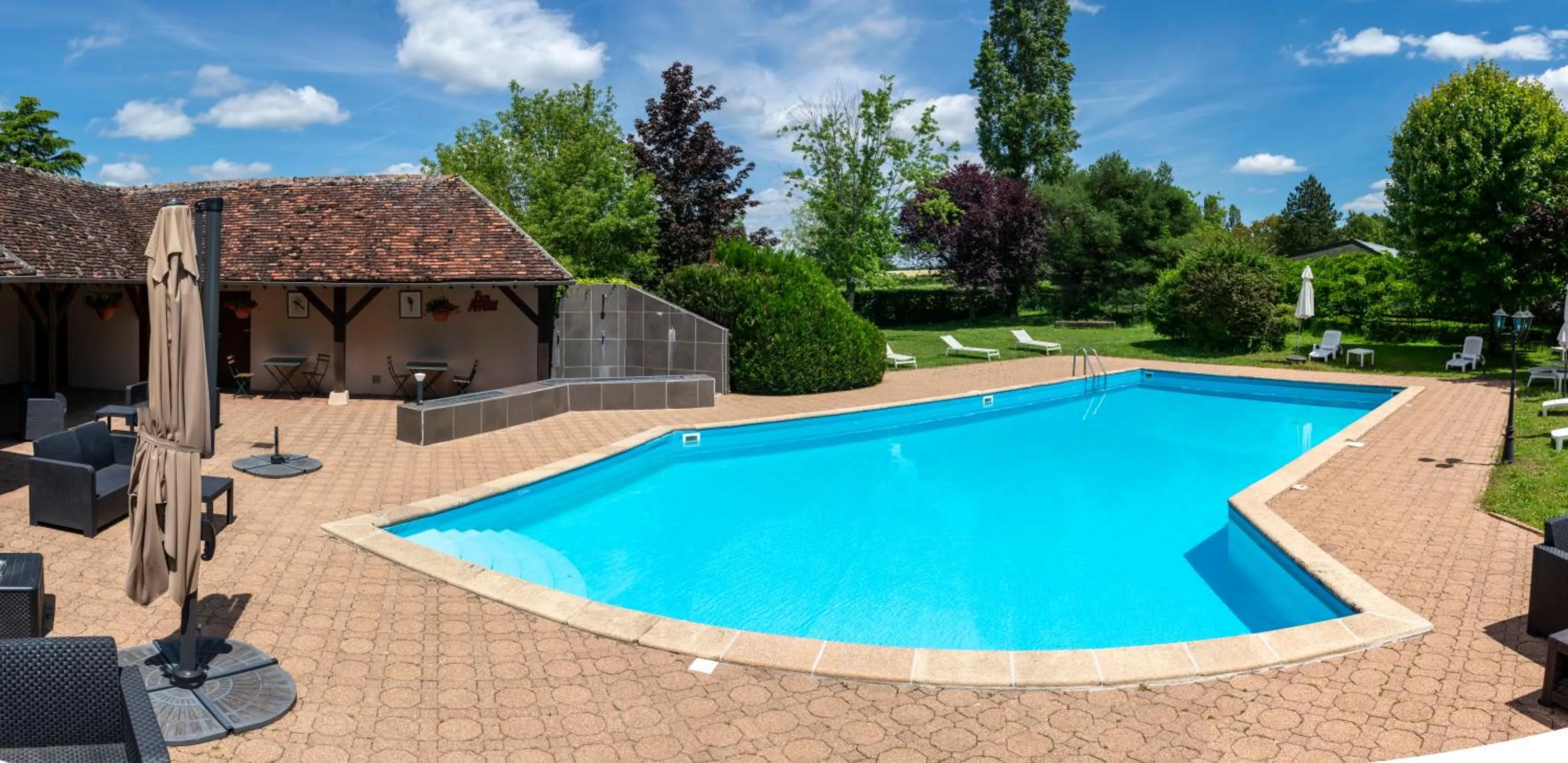 Swimming pool in Le relais fleuri, Hôtel et restaurant Logis - Avallon