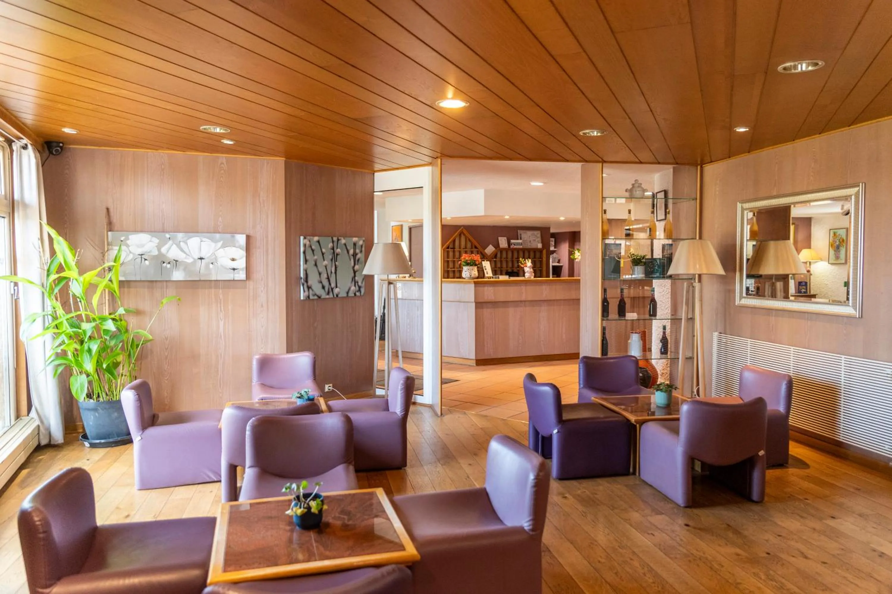 Lobby or reception in Le relais fleuri, Hôtel et restaurant Logis - Avallon