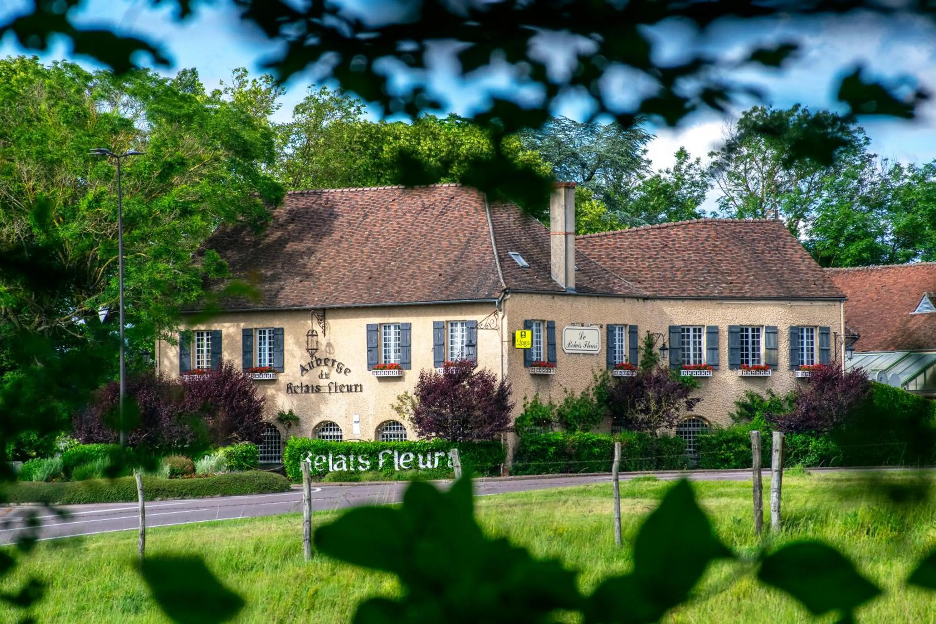 Facade/entrance in Le relais fleuri, Hôtel et restaurant Logis - Avallon