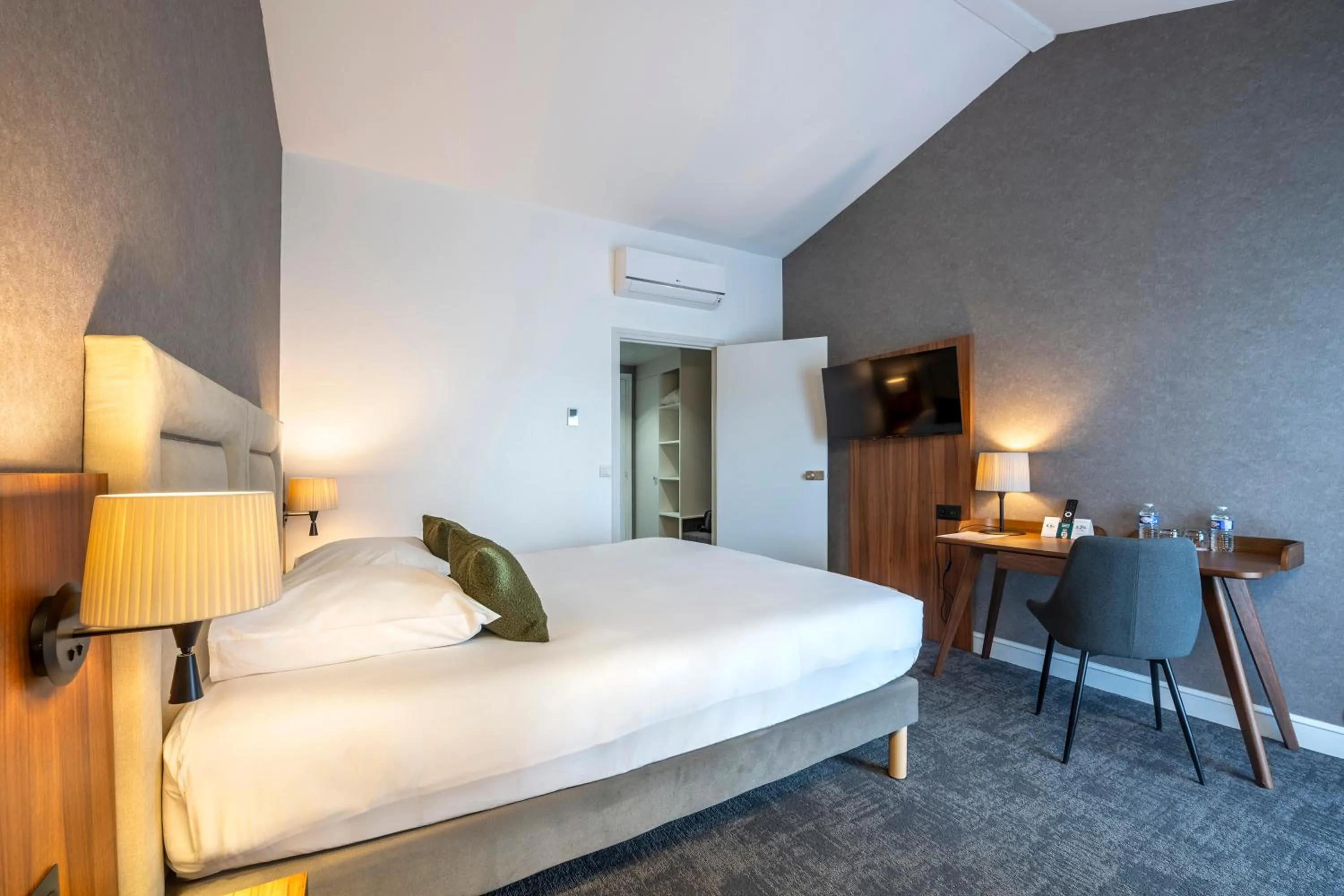 TV and multimedia in Le relais fleuri, Hôtel et restaurant Logis - Avallon