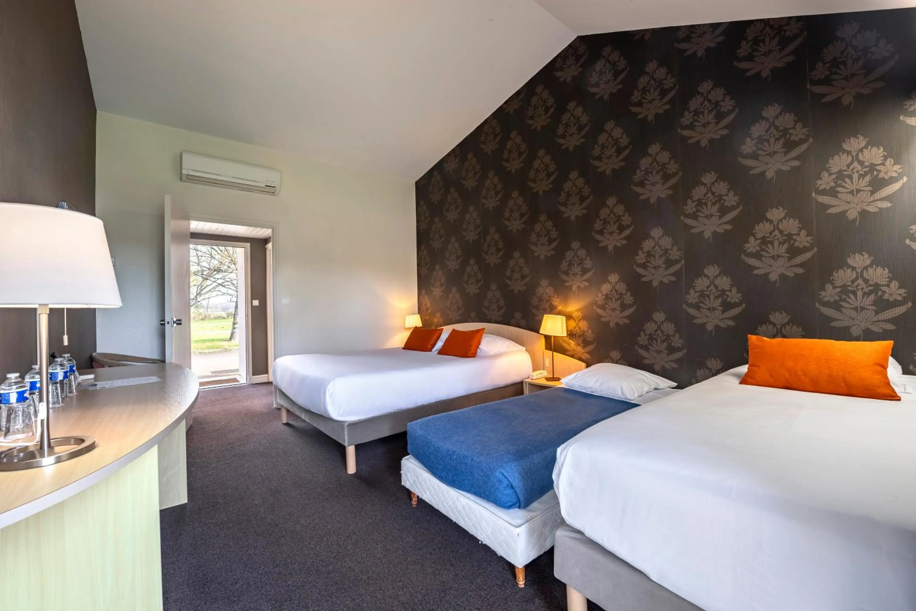 Photo of the whole room in Le relais fleuri, Hôtel et restaurant Logis - Avallon