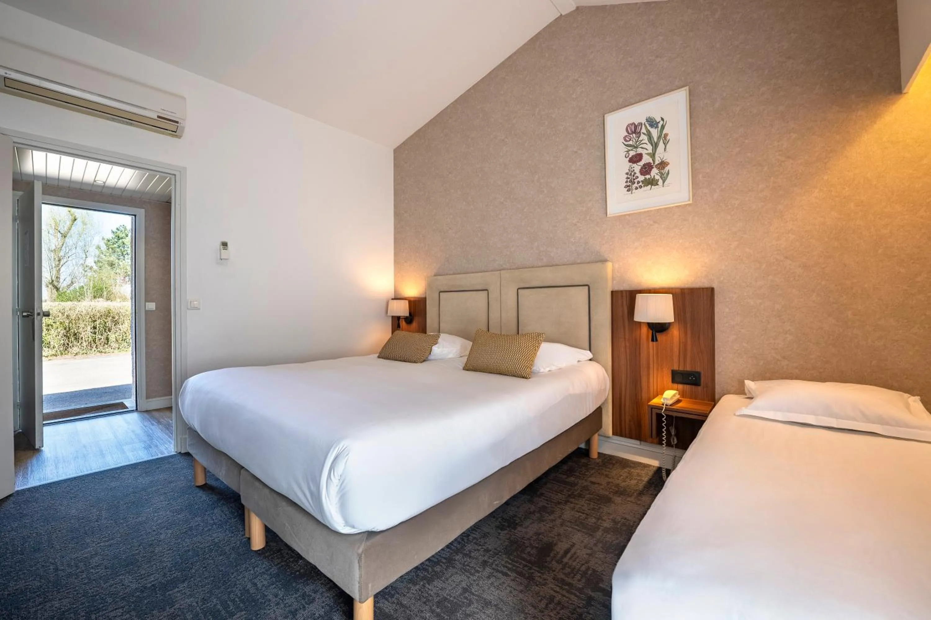 Bed in Le relais fleuri, Hôtel et restaurant Logis - Avallon