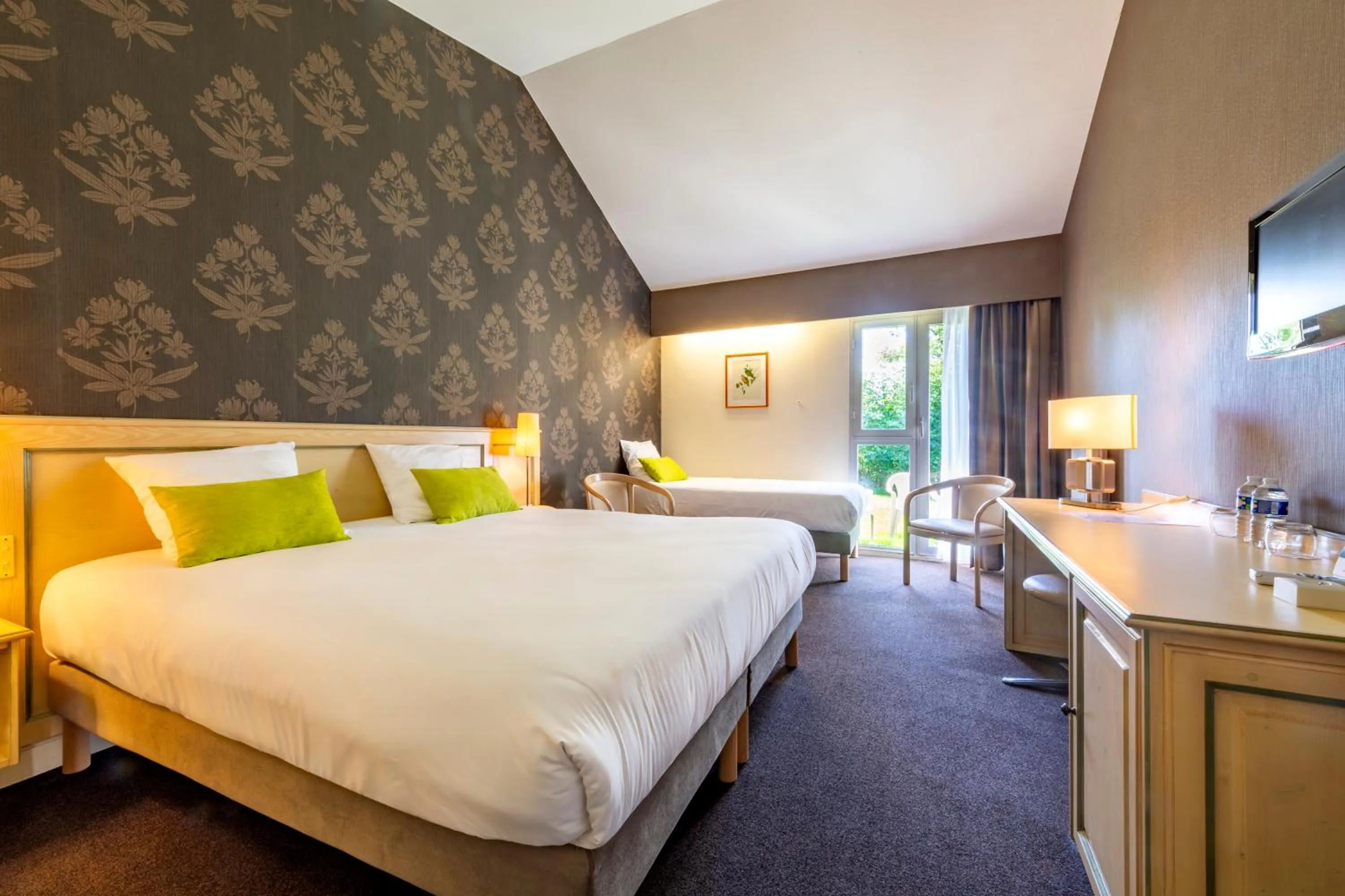 TV and multimedia in Le relais fleuri, Hôtel et restaurant Logis - Avallon