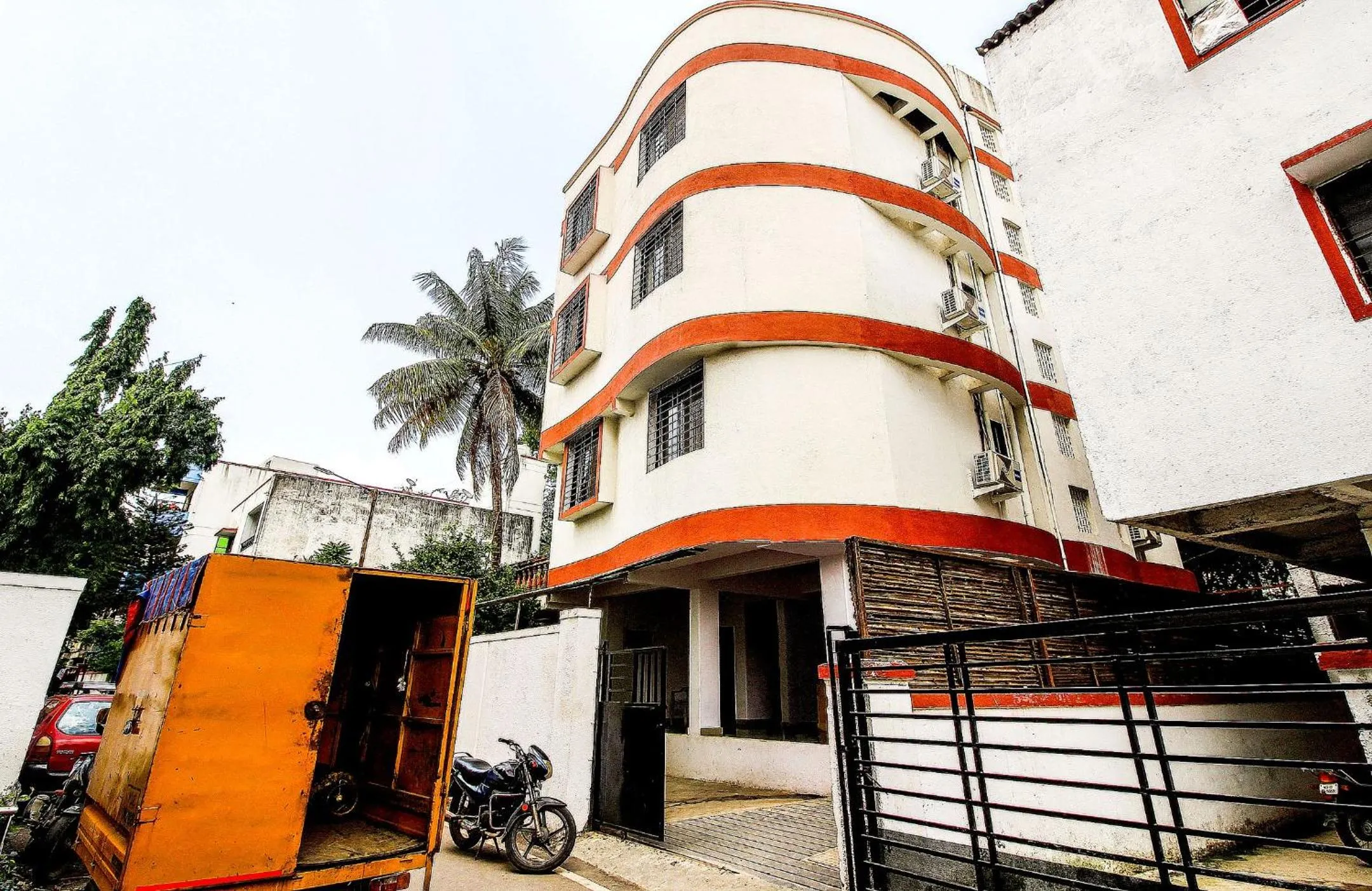 Facade/entrance in Hotel O Galaxy Near INOX
