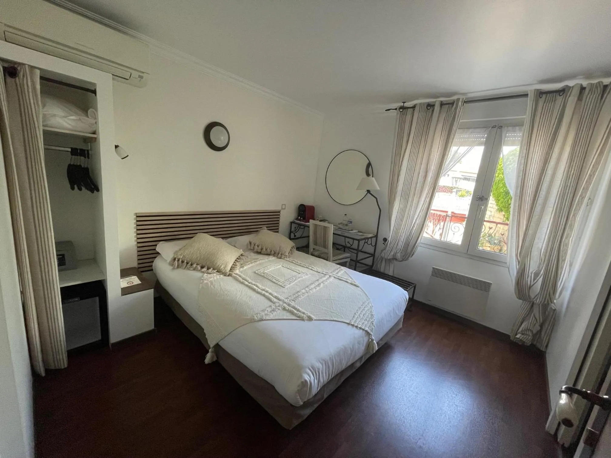 Bed in Hôtel Ulysse Montpellier Centre