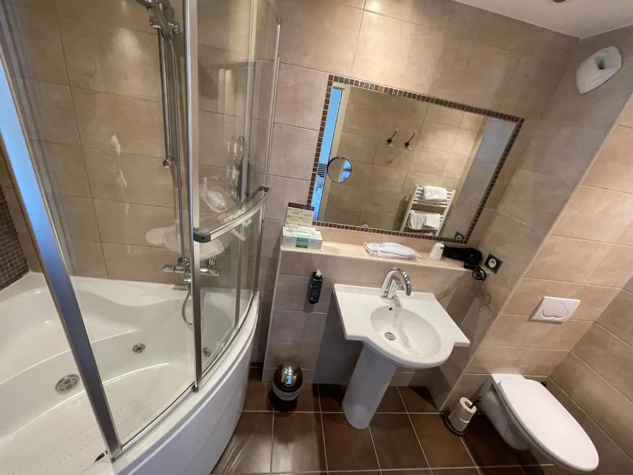 Superior Double Room Balnéo in Hôtel Ulysse Montpellier Centre Superior Double Room Balnéo in Hôtel Ulysse Montpellier Centre