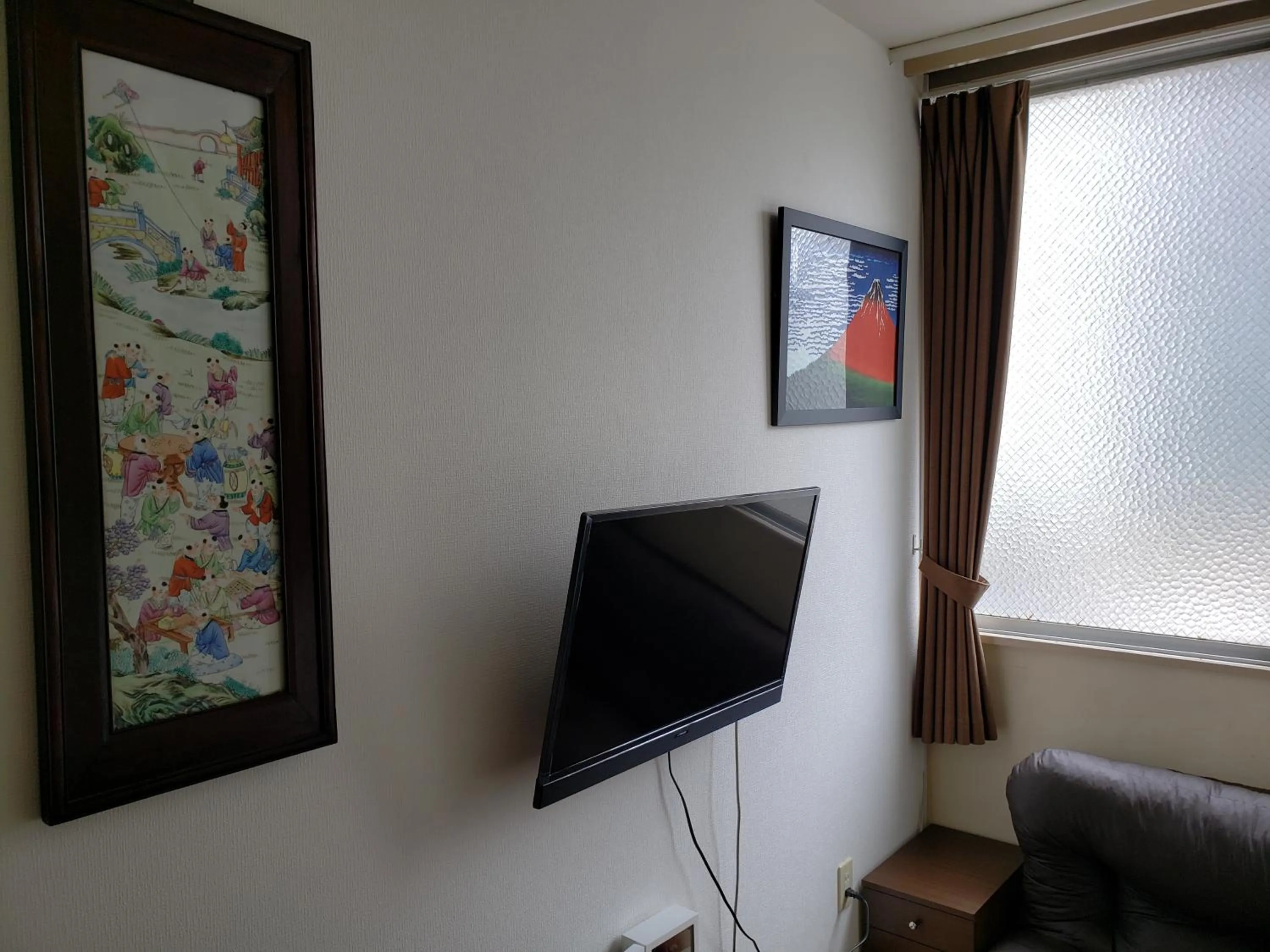 TV and multimedia in GardenRoom bnb Yumyum