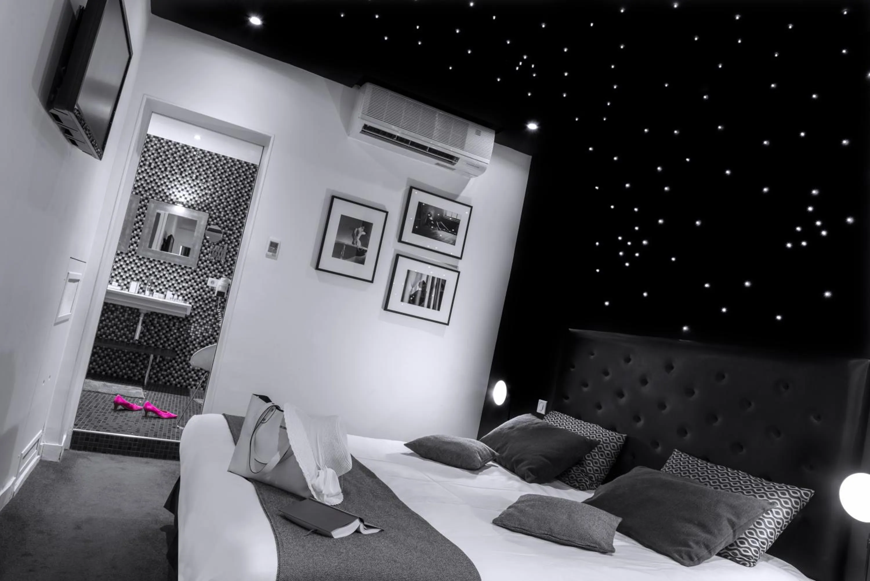 Photo of the whole room, Bed in Hôtel Villa Bohème