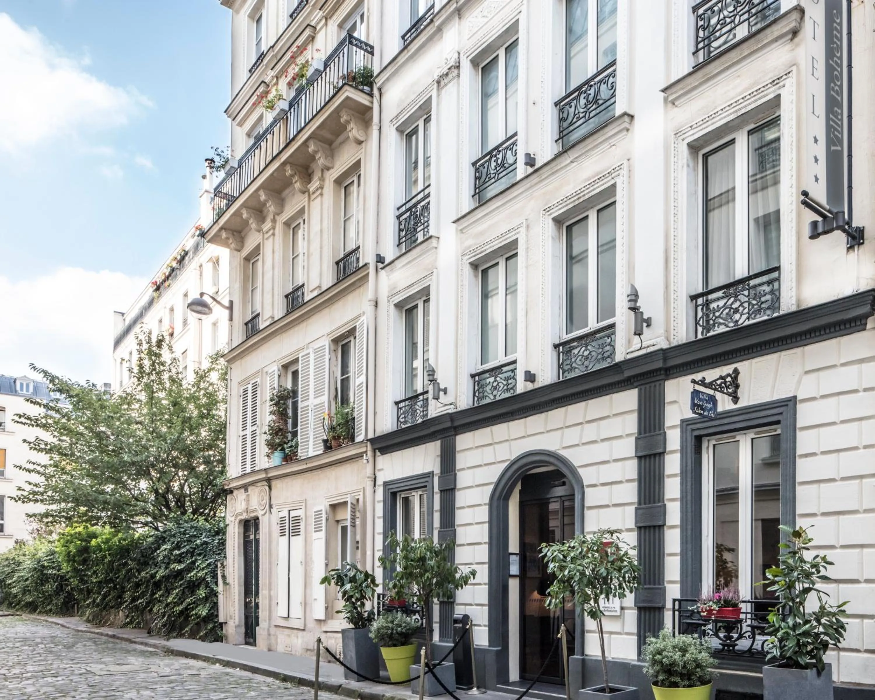 Property building in Hôtel Villa Bohème