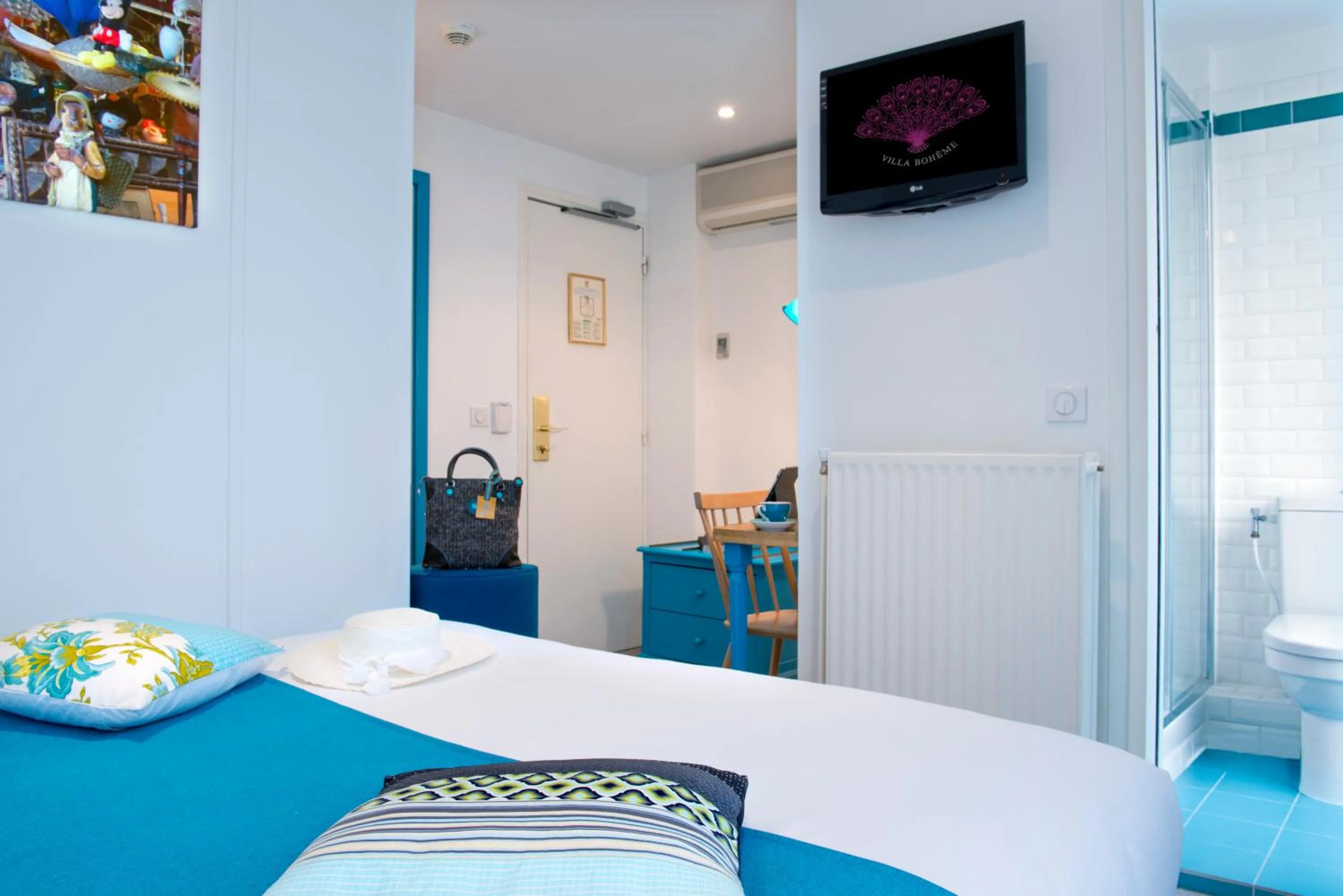 Photo of the whole room, Bed in Hôtel Villa Bohème