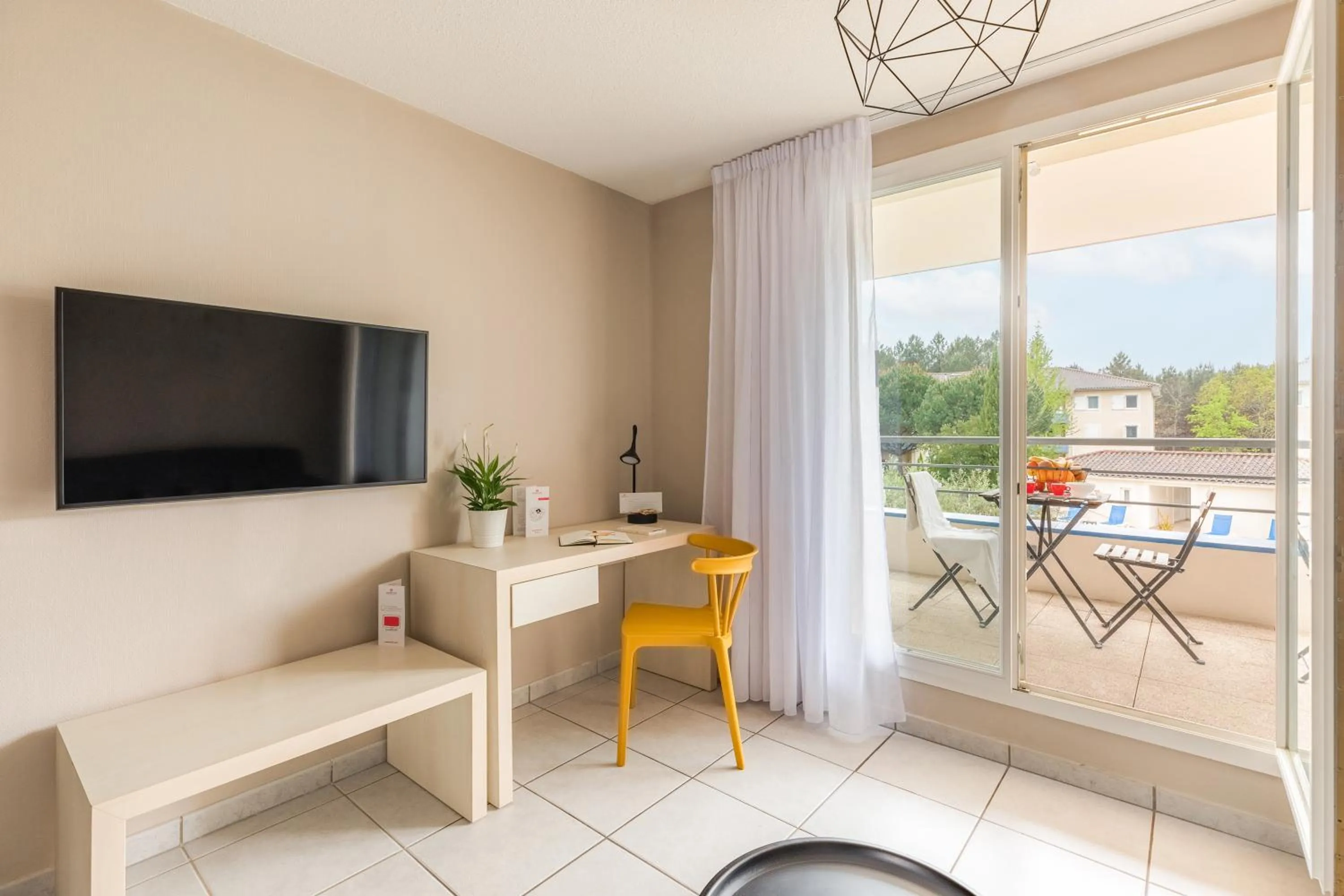 TV and multimedia in Appart'City Classic Bordeaux Aéroport St Jean D'Illac