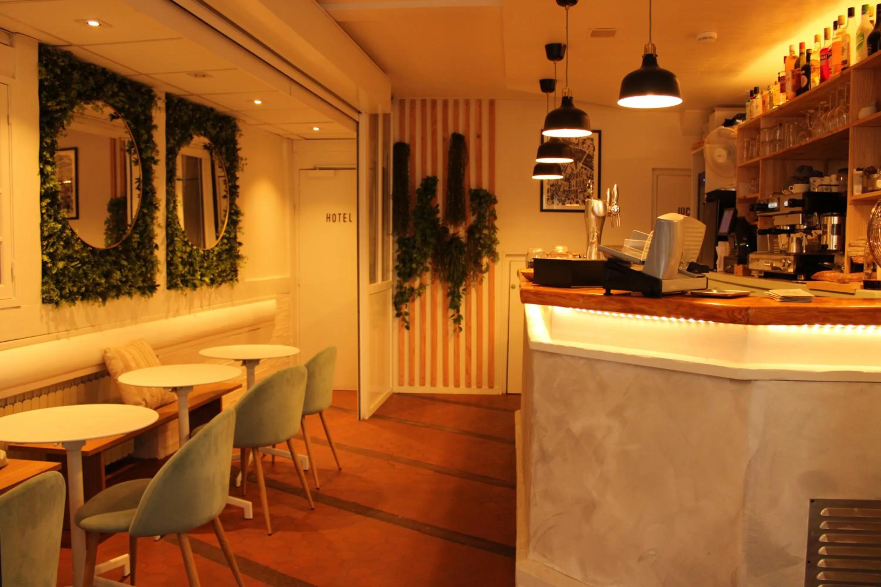 Restaurant/places to eat in Hotel Le Port Neuf