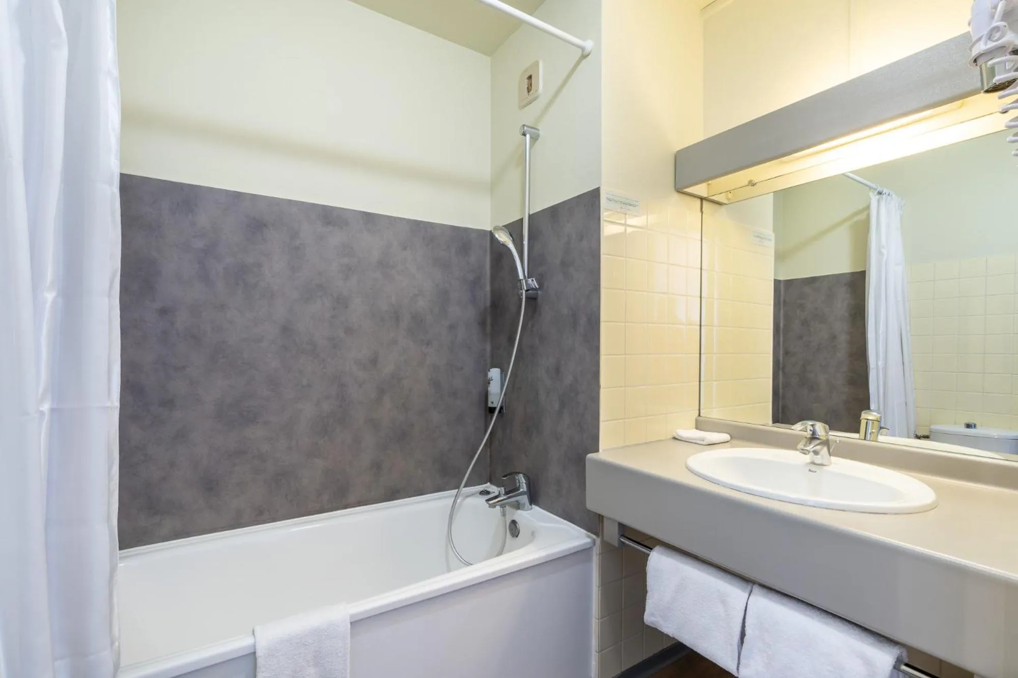 Bathroom in Logis Hôtel Restaurant Le Sainte Mère