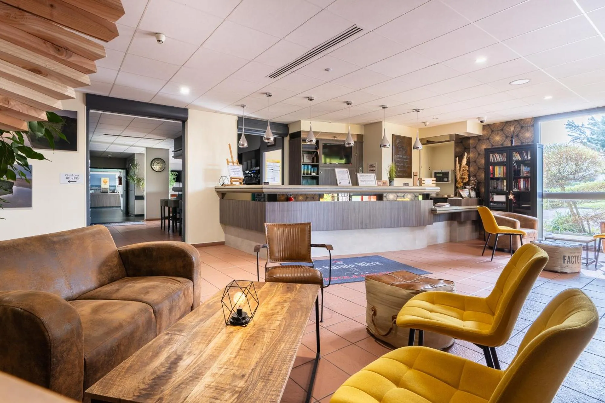 Lobby or reception in Logis Hôtel Restaurant Le Sainte Mère