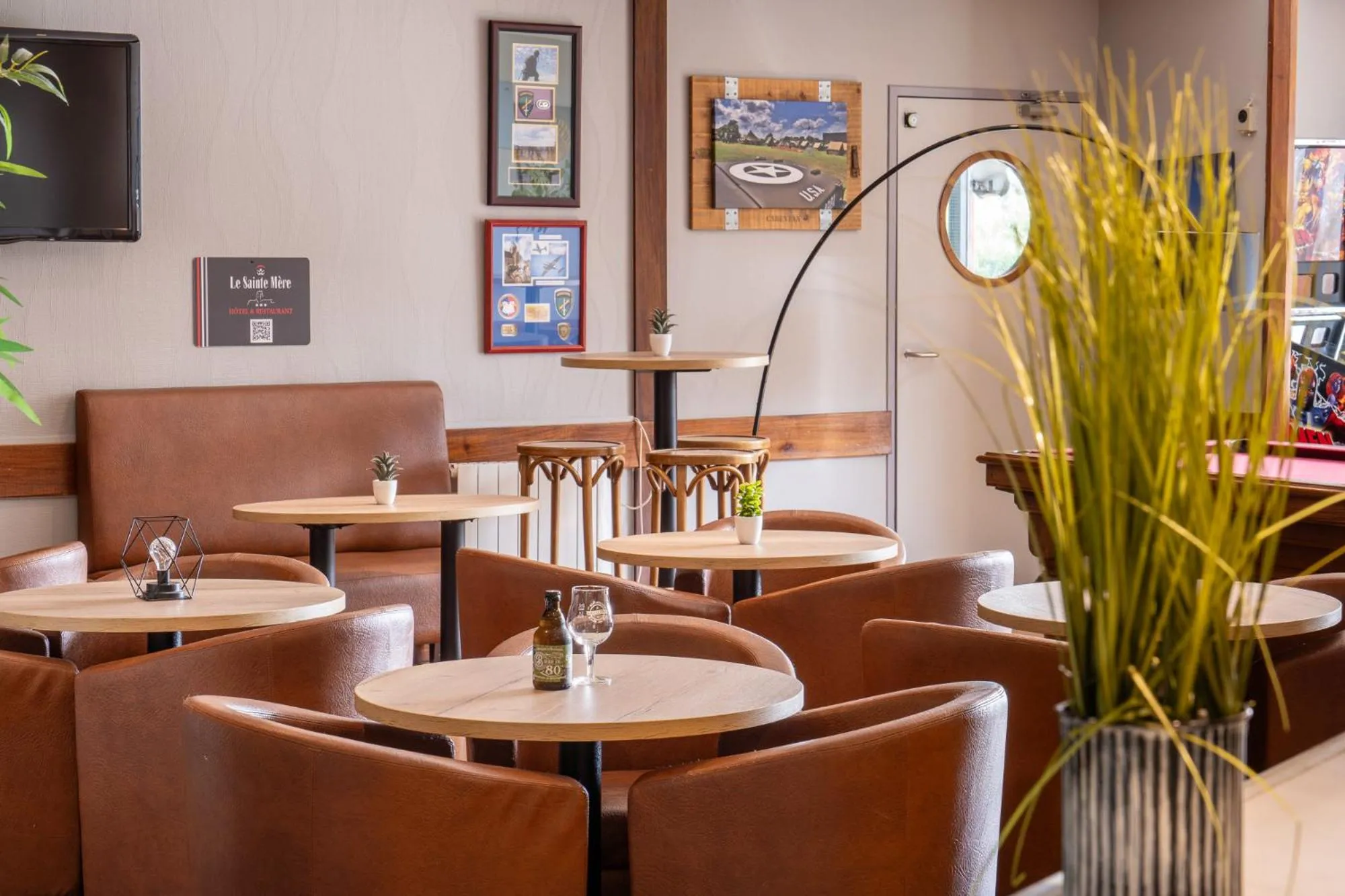 Lounge or bar in Logis Hôtel Restaurant Le Sainte Mère