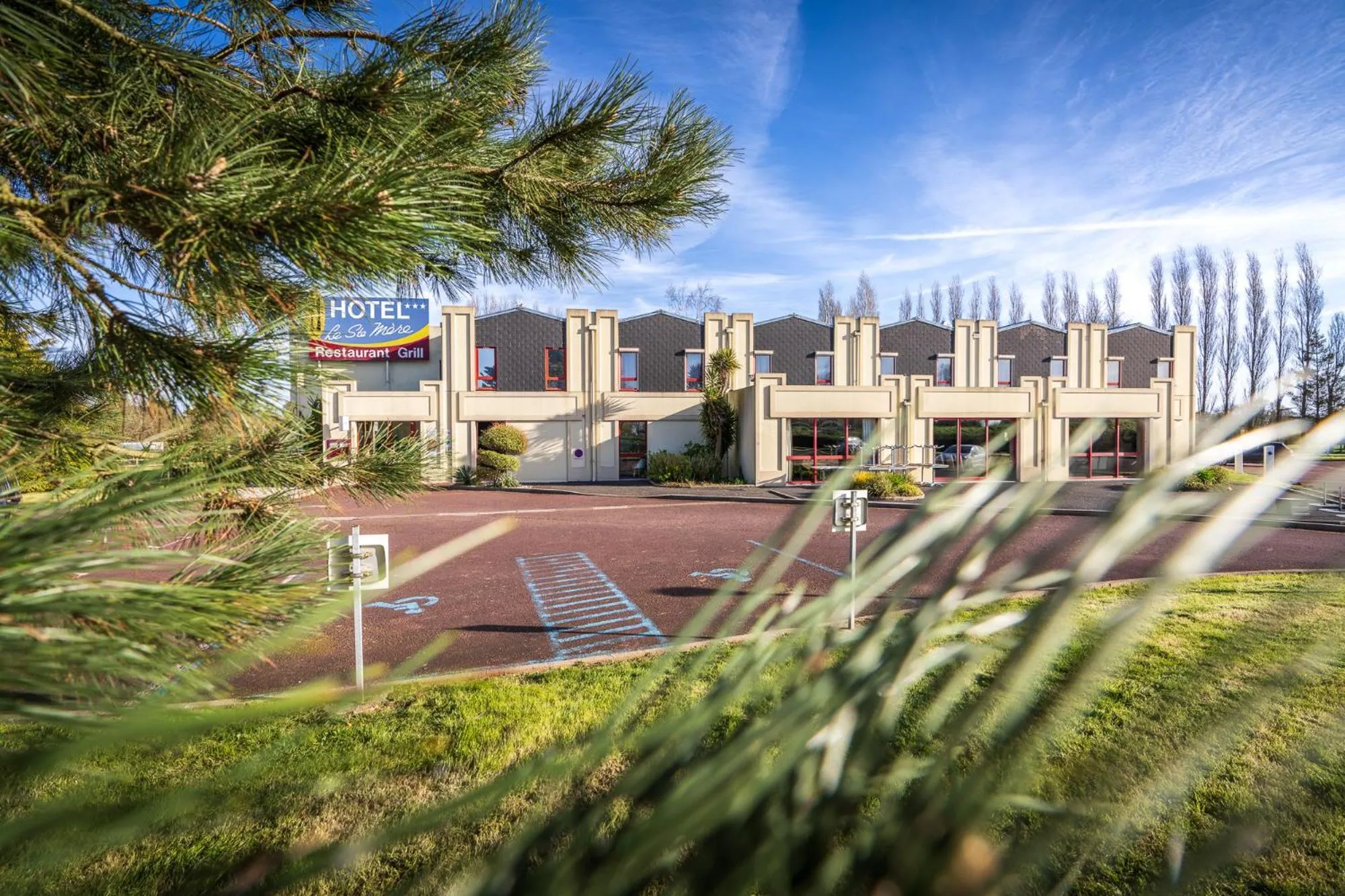 Property building in Logis Hôtel Restaurant Le Sainte Mère