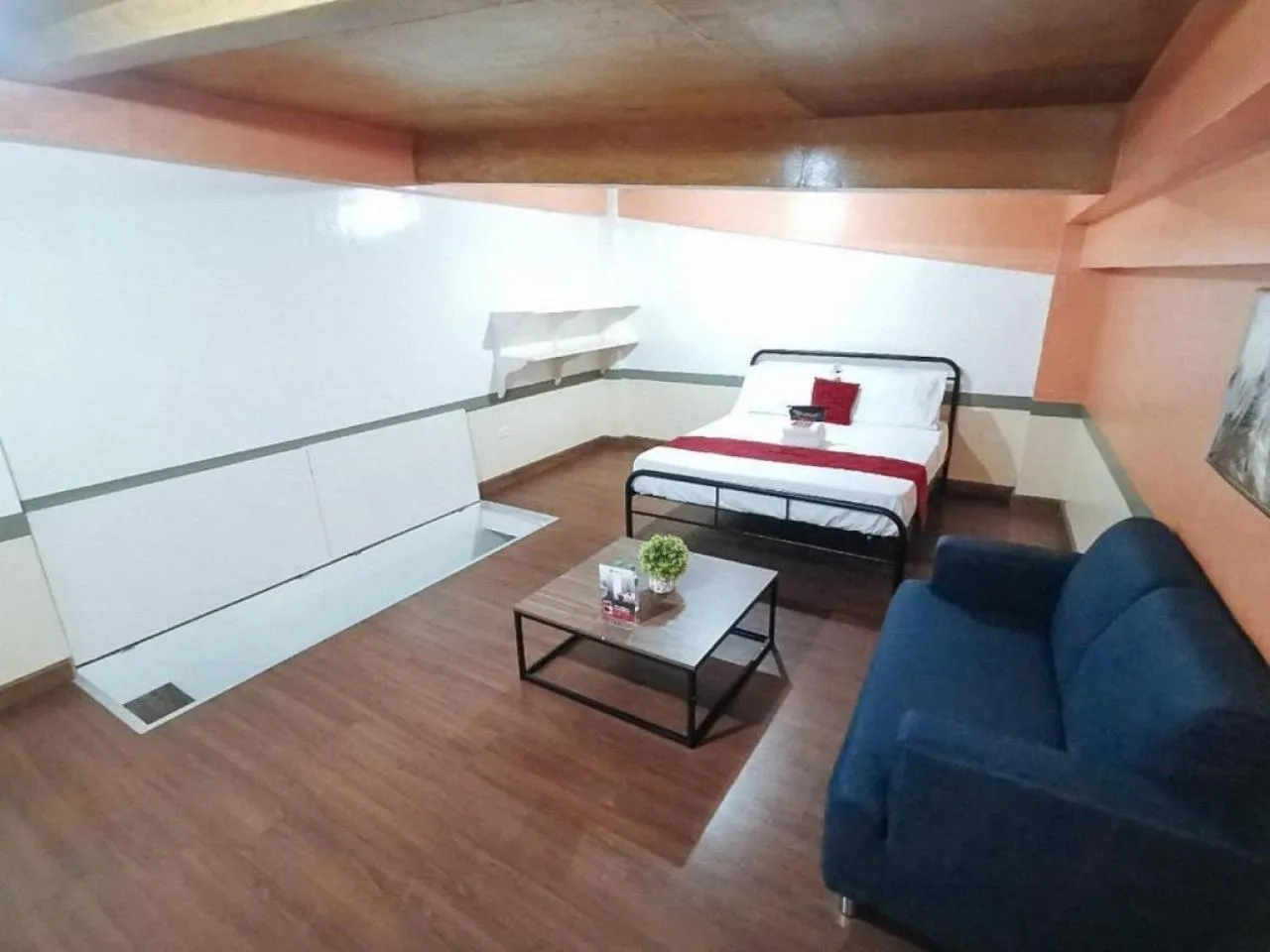 Bed, Seating Area in RedDoorz near SGM Condotel Villa Beach Iloilo