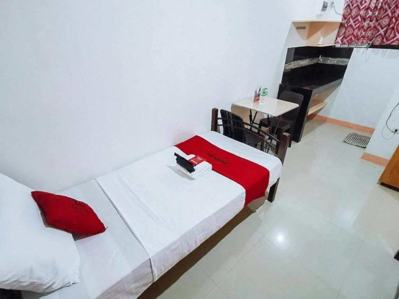 Bedroom in RedDoorz near SGM Condotel Villa Beach Iloilo