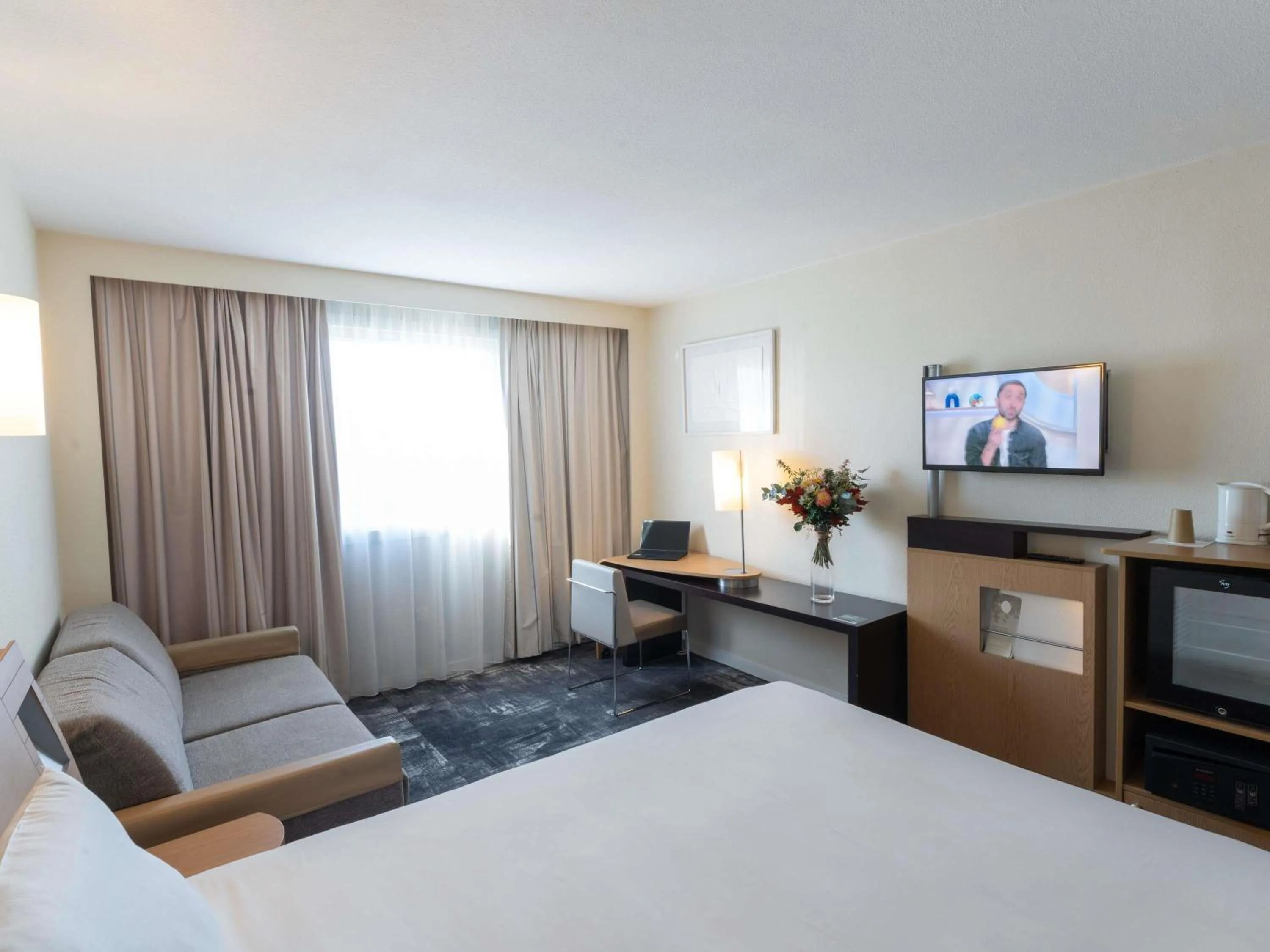 Bedroom, Bed in Novotel Nantes Centre Bord de Loire