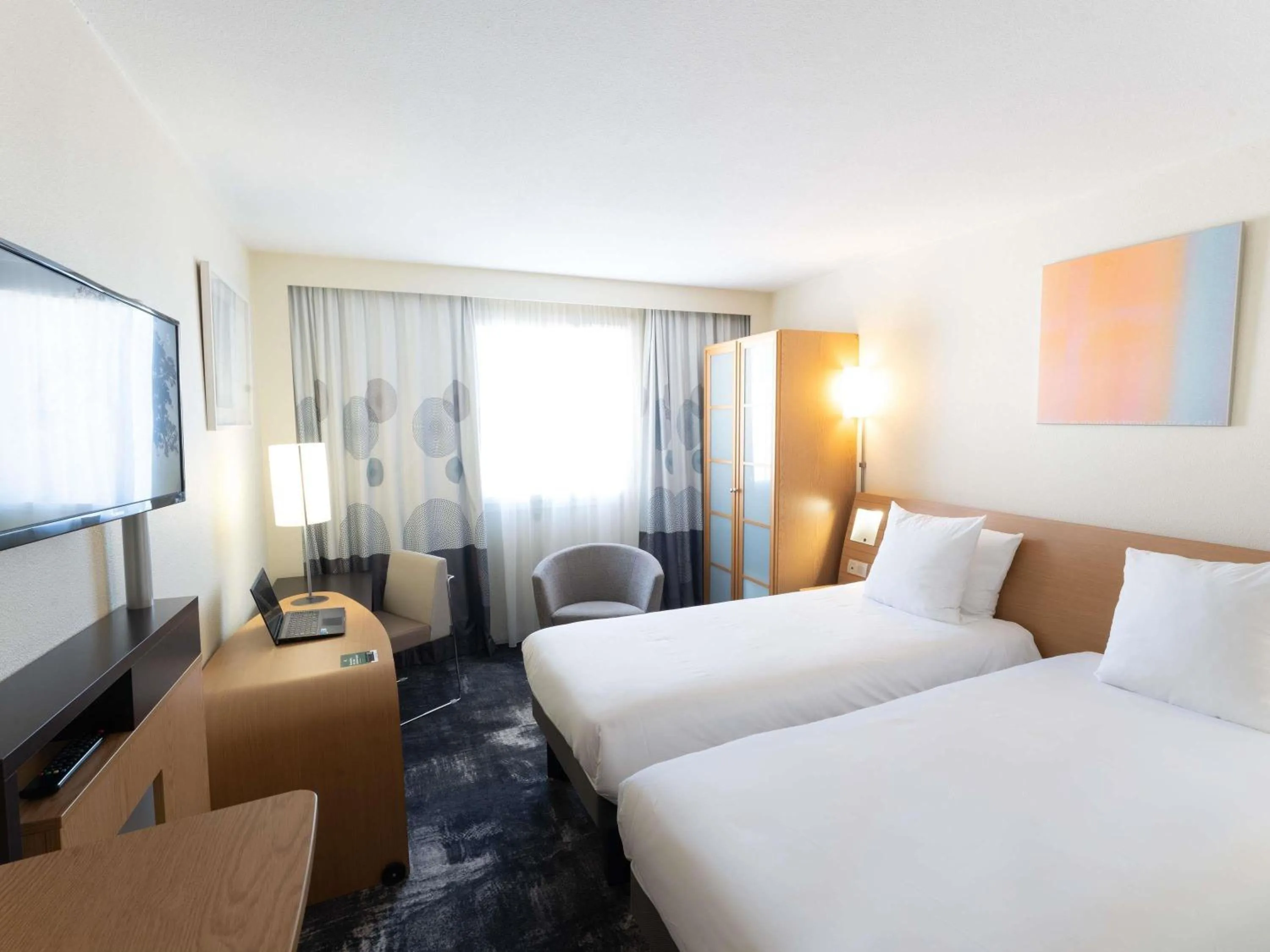 Bedroom, Bed in Novotel Nantes Centre Bord de Loire