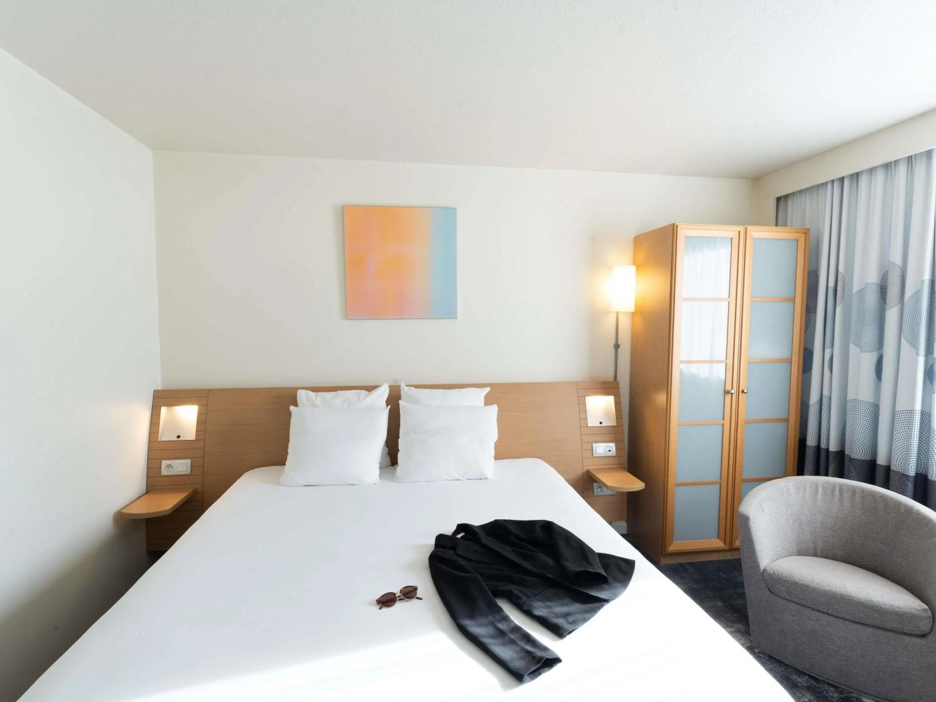 Bedroom, Bed in Novotel Nantes Centre Bord de Loire