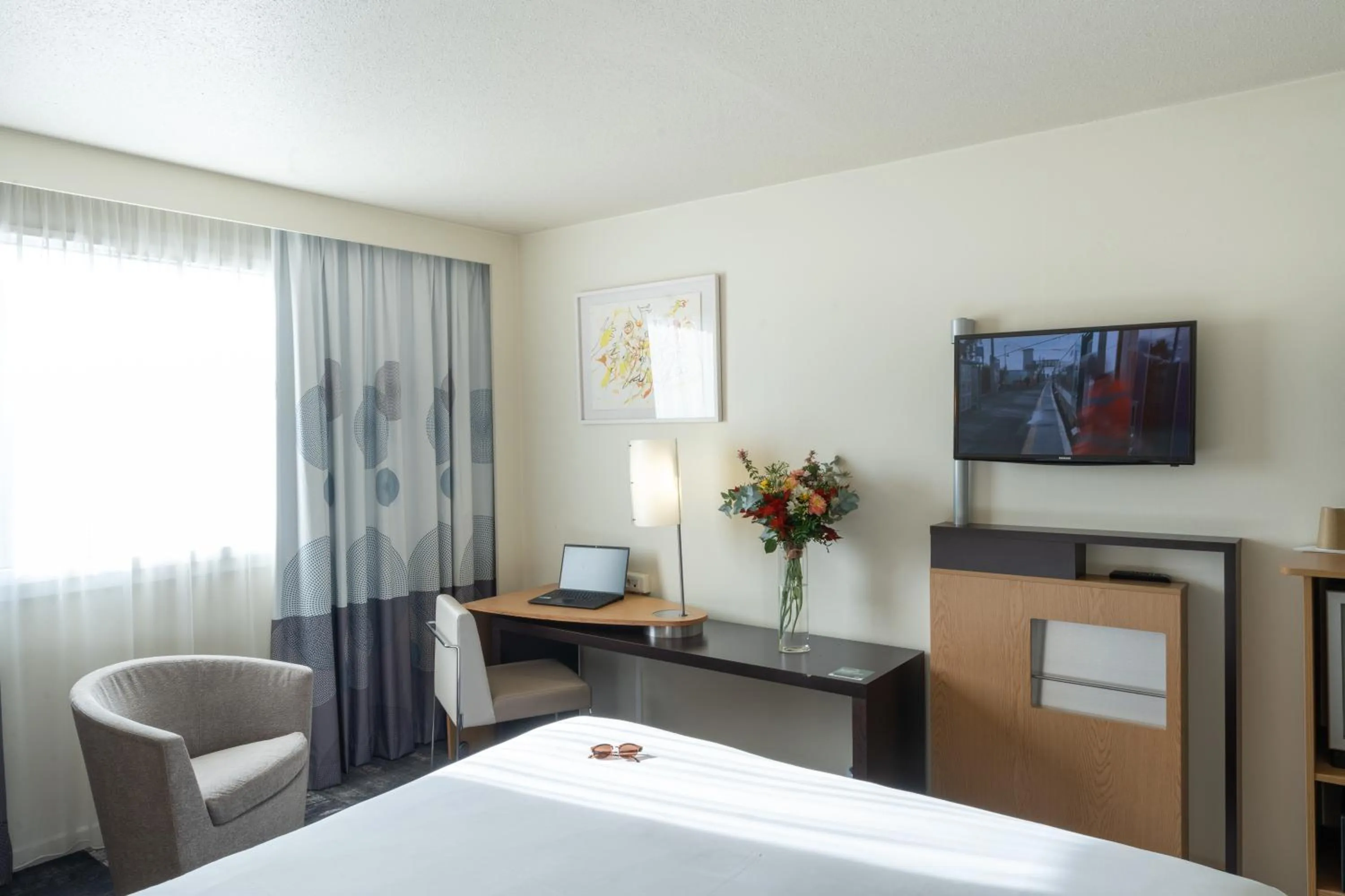 Photo of the whole room, Bed in Novotel Nantes Centre Bord de Loire