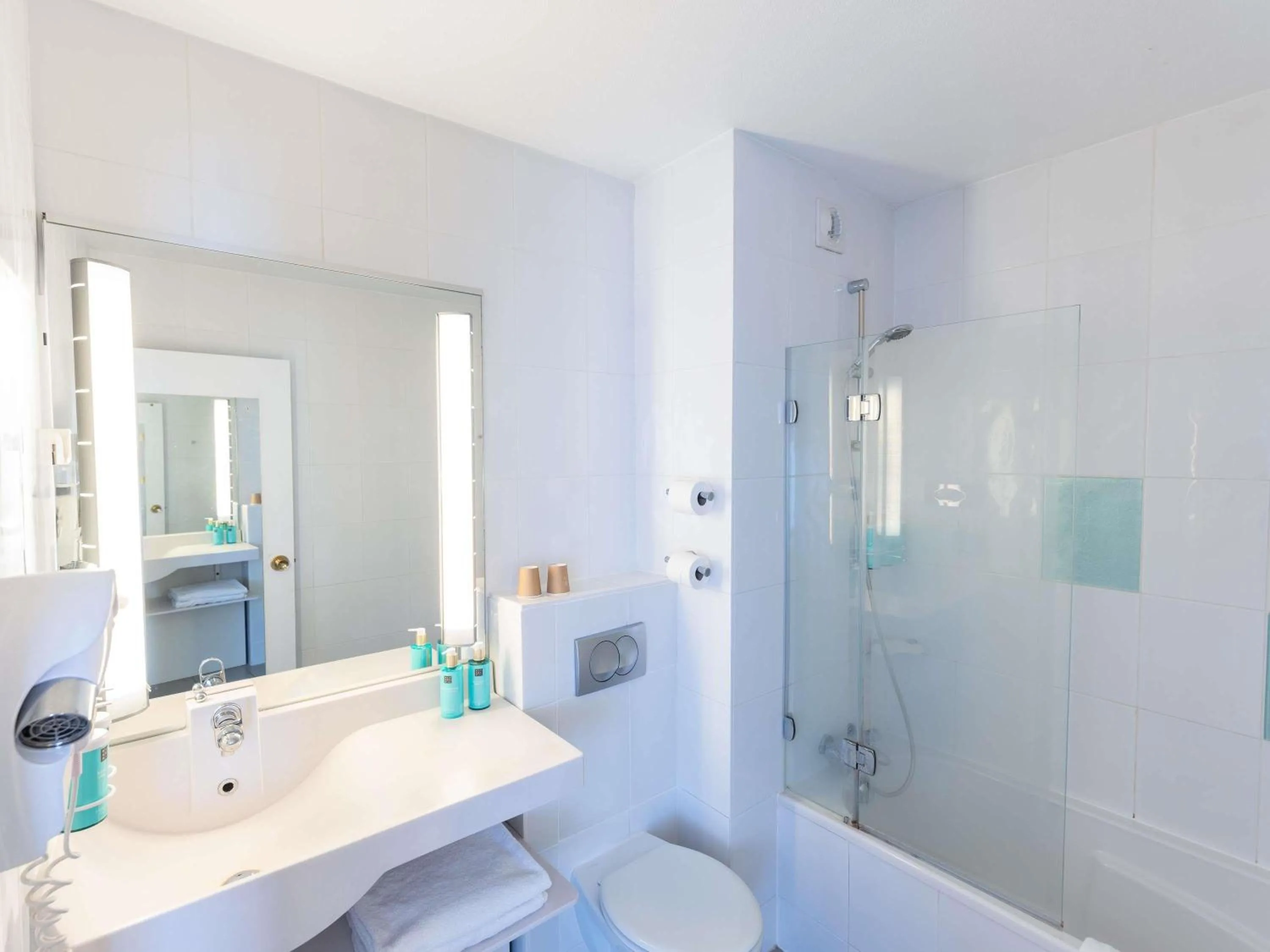 Bedroom in Novotel Nantes Centre Bord de Loire