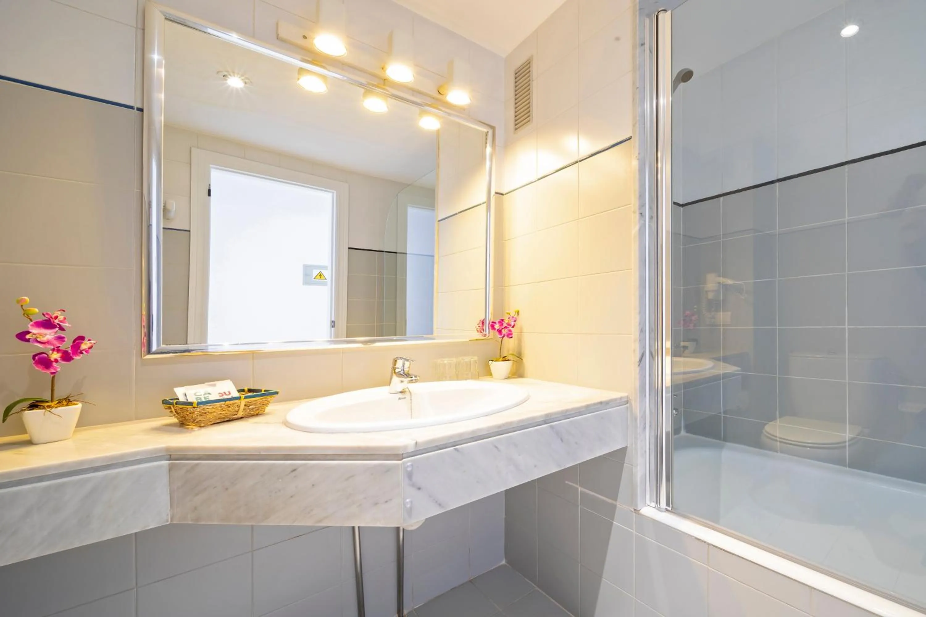 Bathroom in Hostal Molins Park