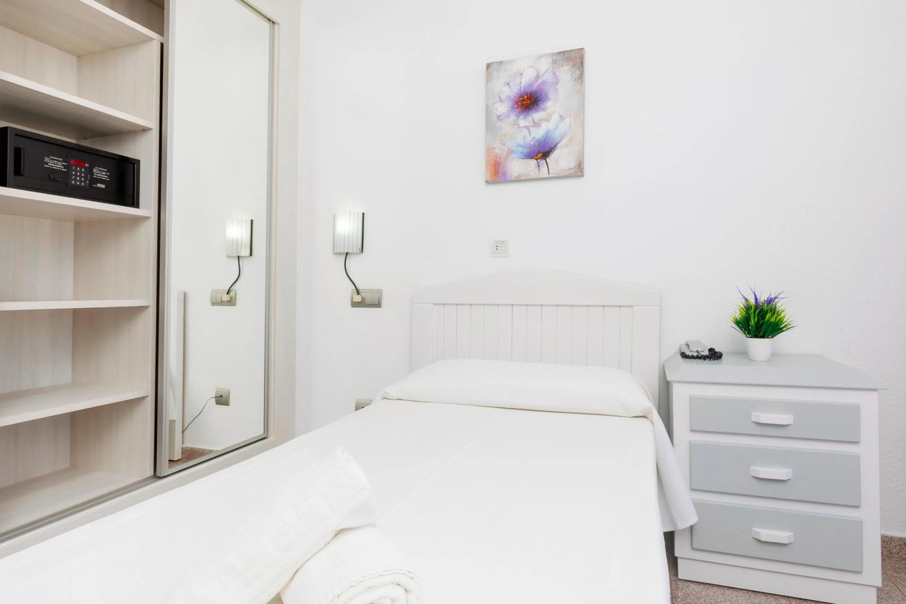 Bedroom, Bed in Hostal Molins Park