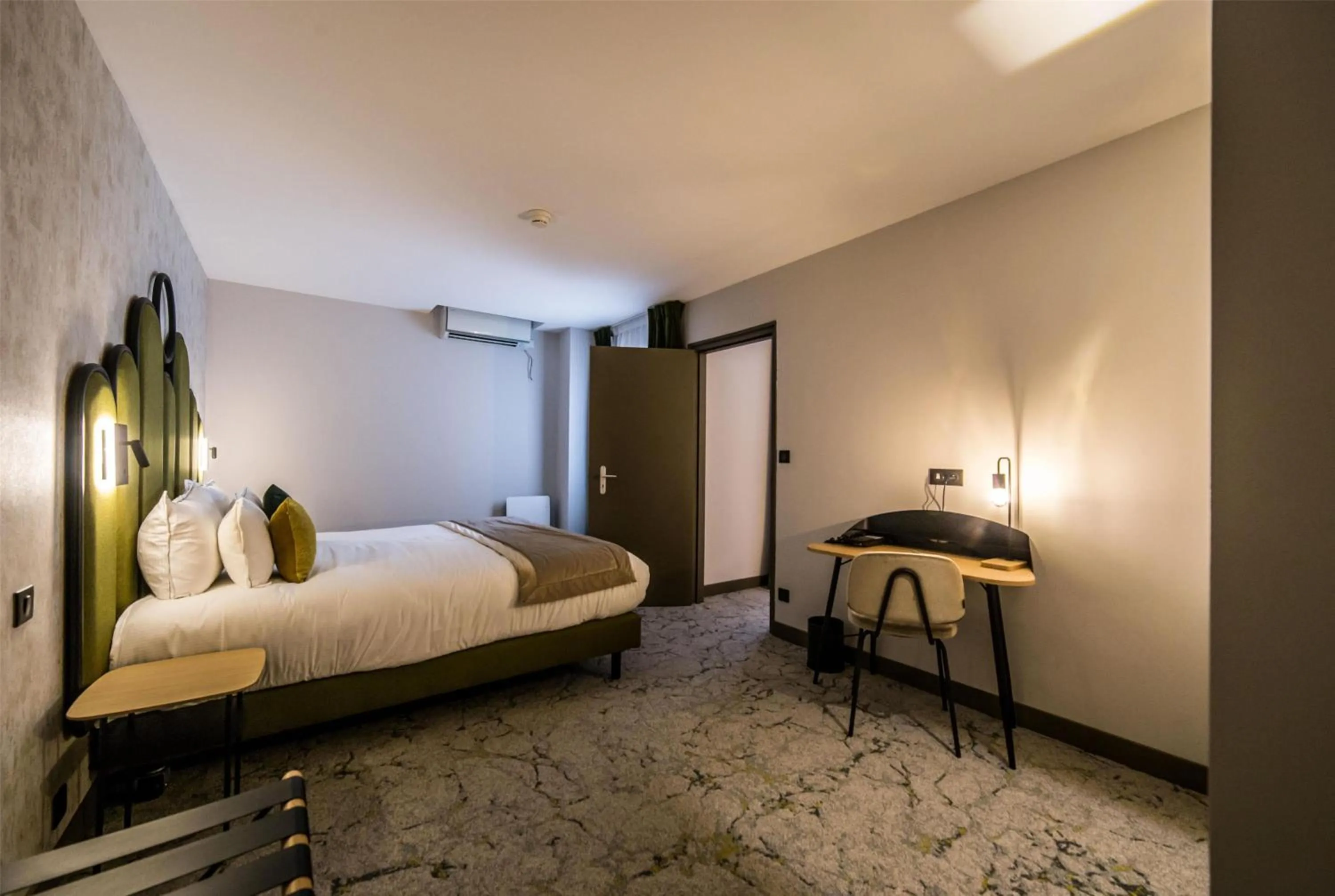 Photo of the whole room, Bed in Best Western Le Relais du Vigneron