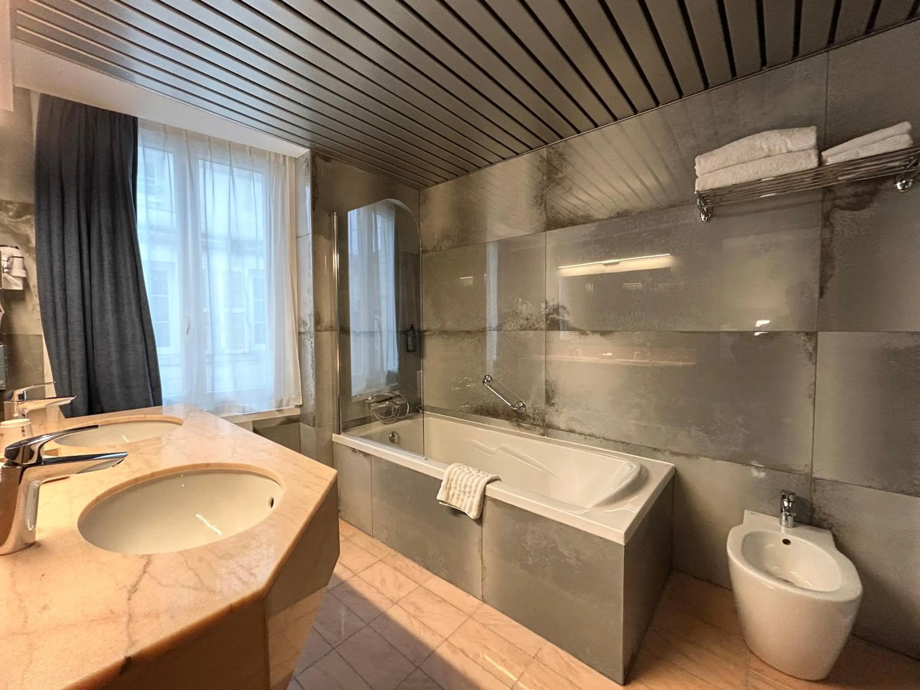 Shower in Hôtel Le Yachtman, The Originals Collection