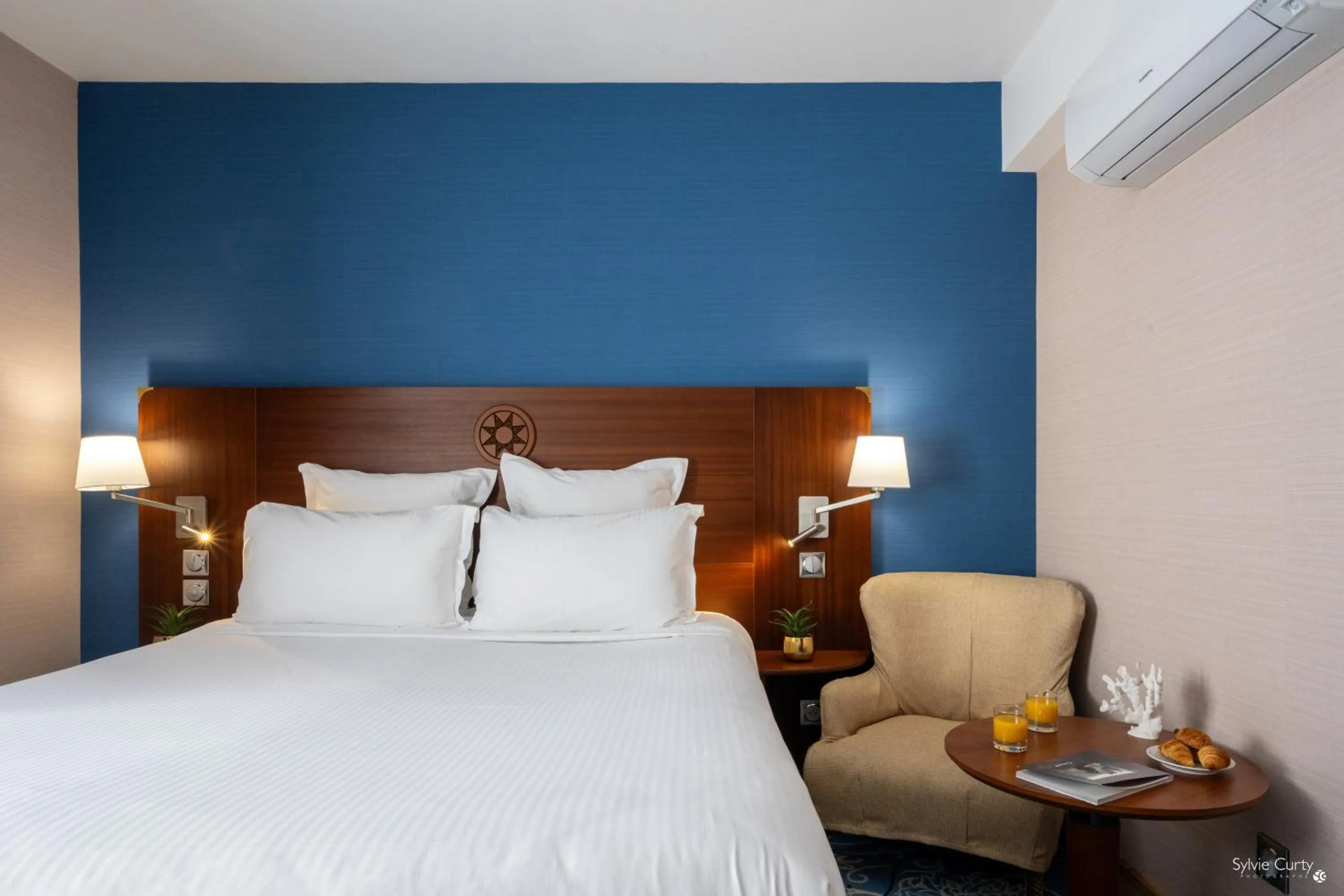 Bed in Hôtel Le Yachtman, The Originals Collection